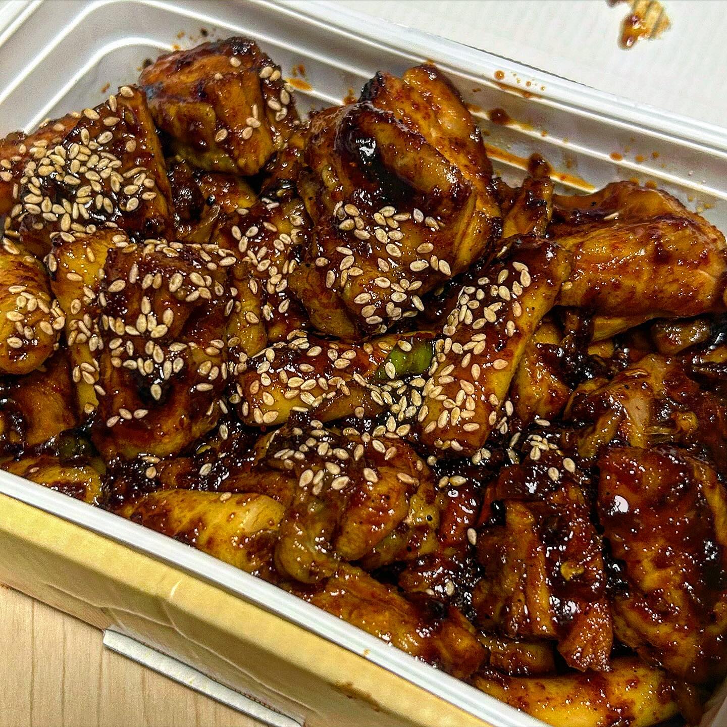 #치킨 #럽잇 #loveat

튀긴 치킨이 부담스러울 때 일빠로 찾는 #치킨맛집
맛은 그대로 유지하고 구운 치킨으로 부담을 줄여
탄수화물의 민족에게 #치밥 을 선사한 #지코바치킨 🍗

촉촉한 닭다리살과 밀떡이 매콤달콤한 양념에
한가득 버무려저서 구운 치킨인데 양도 제법 푸짐해요!
#먹잘알 이라면 주문할 때 양념 많이 부탁드려서
라면/우동/당면/밥 사리중 하나 필수 아시죠?🔥

다이어트중에 치킨이 너무 먹고 싶어서
남자친구가 주문해준건데 못참고 반이나 먹어버린거 안비밀
앞으로 치팅은 지코바 #치킨 으로 ~~🤤
주말 마무리 나랑 같이 치킨 먹을사람 태그🫶🏻

-
🫶🏻지코바치킨 사당1호점 
🫶🏻 서울 동작구 남부순환로269길 39
.
.
.
#주말점심메뉴 #주말저녁메뉴 #주말저녁 #주말배달음식 #배달맛집 #배달메뉴