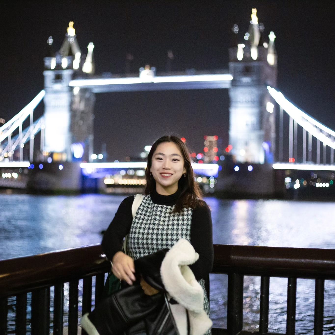 🇬🇧 𝕃𝕆ℕ𝔻𝕆ℕ 🇬🇧
 𝟸𝟹.𝟷𝟶.𝟷𝟼 ~ 𝟸𝟹.𝟷𝟷.𝟸𝟼

파리에서 캐리어 다 뜯기고
진짜 맨몸으로 다녀온 런던 어학연수...

뭐 이런게 배낭여행이고 그런건가... 😂
젊어서 고생은 사서도 한다는데
이왕이면 다신 안사고 싶다

그래도 정말 좋은 사람들을 많이 만나서
많이 웃고 먹고 배우고 놀고
힘들었지만 돌아보면 즐거웠던 시간이었다
사람들이 너무 싫어져서 병이 났는데
정말 시련에 처해보니 의지할 데는 사람뿐이더라 🤷‍♀️

아는 사람 한명 없는 외국에서
마트에서 장을 봐서 요리하고
하루종일 영어로 영어수업을 듣고
여러 나라의 외국인 친구들도 만나고
잘하지도 못하는 영어로 따져도 보고

내 재미없고 무료했던 삶에
잠시 쉼표가 되어준 영국생활

Thanks to everyone I met in the UK
I'm waiting for the day we meet again 🫶