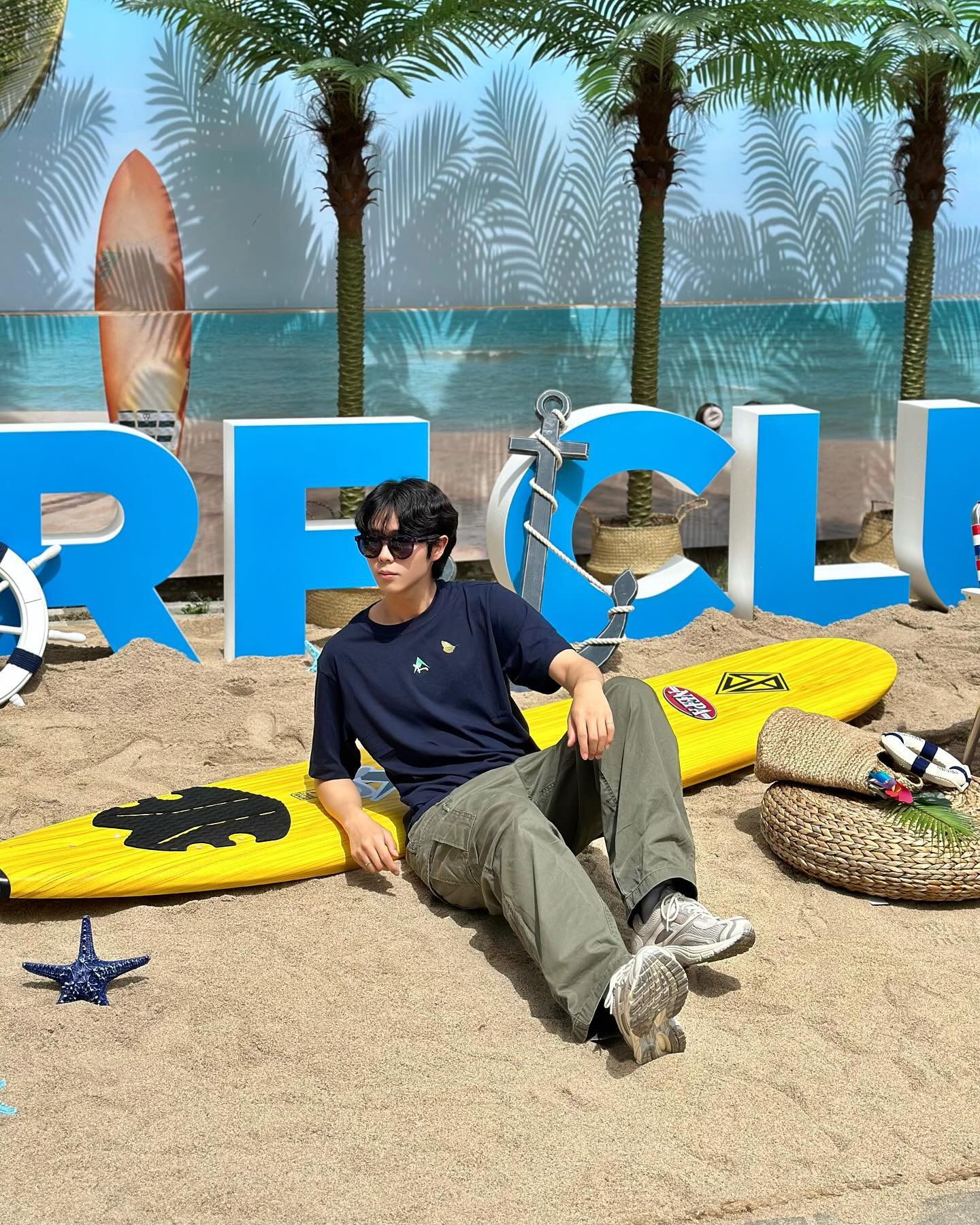 #광고 성수동 한복판에 이런 해변이??🏖️
 
아웃도어 라이프의 즐거움을 추구하는 네파와 평범함 일상에 흥미로운 감성을 더해주는 론체어의 콜라보 팝업 스토어에 다녀왔습니다😎
 
팝업스토어의 테마는 ‘NEPA SURF CLUB’으로 여름 해변과 피크닉을 연상케하는 포토존과 함께 다양한 이벤트를 진행하고 있어서 성수 놀러갔을 때 한번쯤 방문하기 정말 좋을 것 같더라구요🏄🏻‍♂️
 
콜라보 재품도 입어봤는데 반팔 티셔츠가 마음에 들어서 이번 여름에 잘 입을 것 같고 현장에서 직접 콜라보레이션 제품과 론체어 제품을 구매하면 팝업 현장에서만 누릴 수 있는 구매 혜택과 함께 사은품도 증정하고 있으니 꼭 방문해보세요‼️
 
#네파 #네파X론체어 #네파팝업 #네파팝업스토어 #콜라보팝업 #NEPASURFCLUB