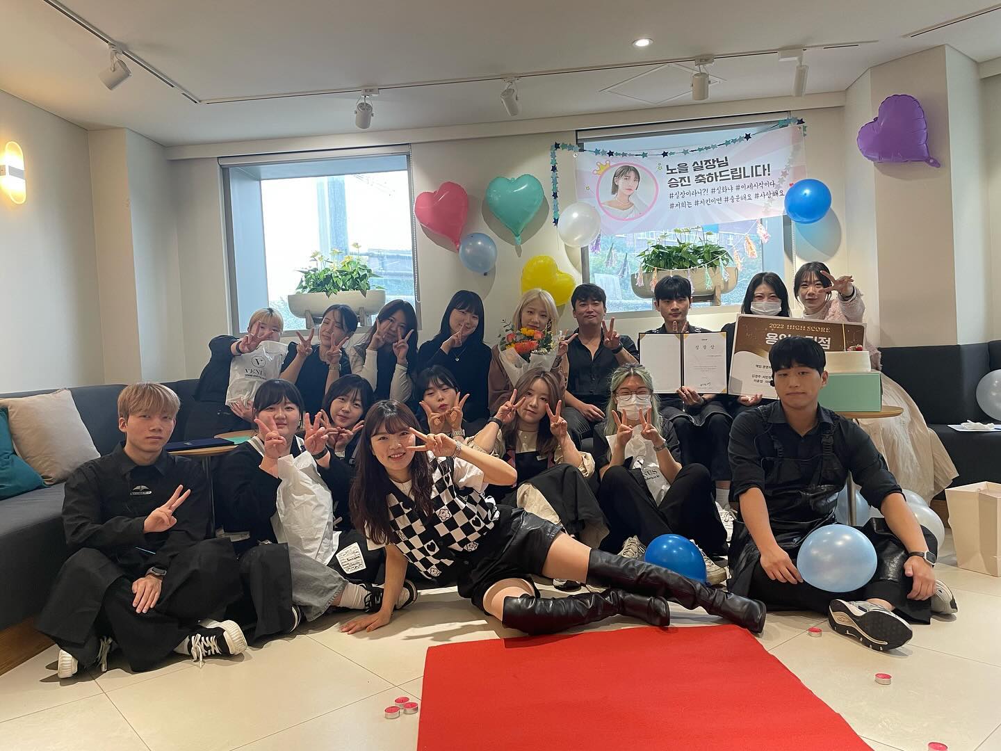 새삼 올 한해를 돌아보니

우리 디자이너 선생님들 모두 승진식을 했었던 올해
미용사에게 승진식이라는 건 단순한 직급의 상승이 아닌
내 자신과의 싸움이자, 성취라는 이름의 커리어가 되는 만큼
그 승진을 하기위해 얼마나 노력하셨는지 어떤 마음으로 우리매장에서 함께 울고웃으며 지내왔는지를 알기에 더 고마운 ‘승진’

무려 두번의 승진식으로 초고속 성장의 정석을 보여주신 cha_ye_won 선임수석실장님 ❤️

우리매장의 첫! 수석실장과 선임수석실장을 하시면서 늘 앞장서주신 _bin___vely 선임수석실장님❤️

언제나와 같은 고도의 집중력으로 내 옆에서 든든한 기둥이 되어주는 idhair_hyangju 선임수석실장님❤️

늘 조용히 목표를 향해가는 id_joo_i  실장님❤️

용인수지점에서 내 첫메인이자 매장의 분위기메이커 용인컬러1타 idhair_yeongvly  실장님❤️

노력과 끈기, 누구보다 열정적이고 배울 점이 너무 많은 id_noeul 실장님❤️

이제 겨우 2살 우리 용인수지점
열살 스무살 함께해요🫣😜
내일 만나면 다시 잔소리하는 부원장이겠지만, 
그럼에도 늘 함께해주고 저보다 더 매장 생각해주시는 여러분 사랑해여❤️❤️❤️
늘 이끌어주시는 우리 id_kj_master  김경주마스터님! 
한발 앞서서 비전보여주시고, 항상 새로운 도전 할 수 있게 해주셔서 감사합니다 🫶
느리지만 꾸준히 성장하는 모습 보여드릴게요!

*사진없는 승진식은 너무 못나와서 자체생략*🫣