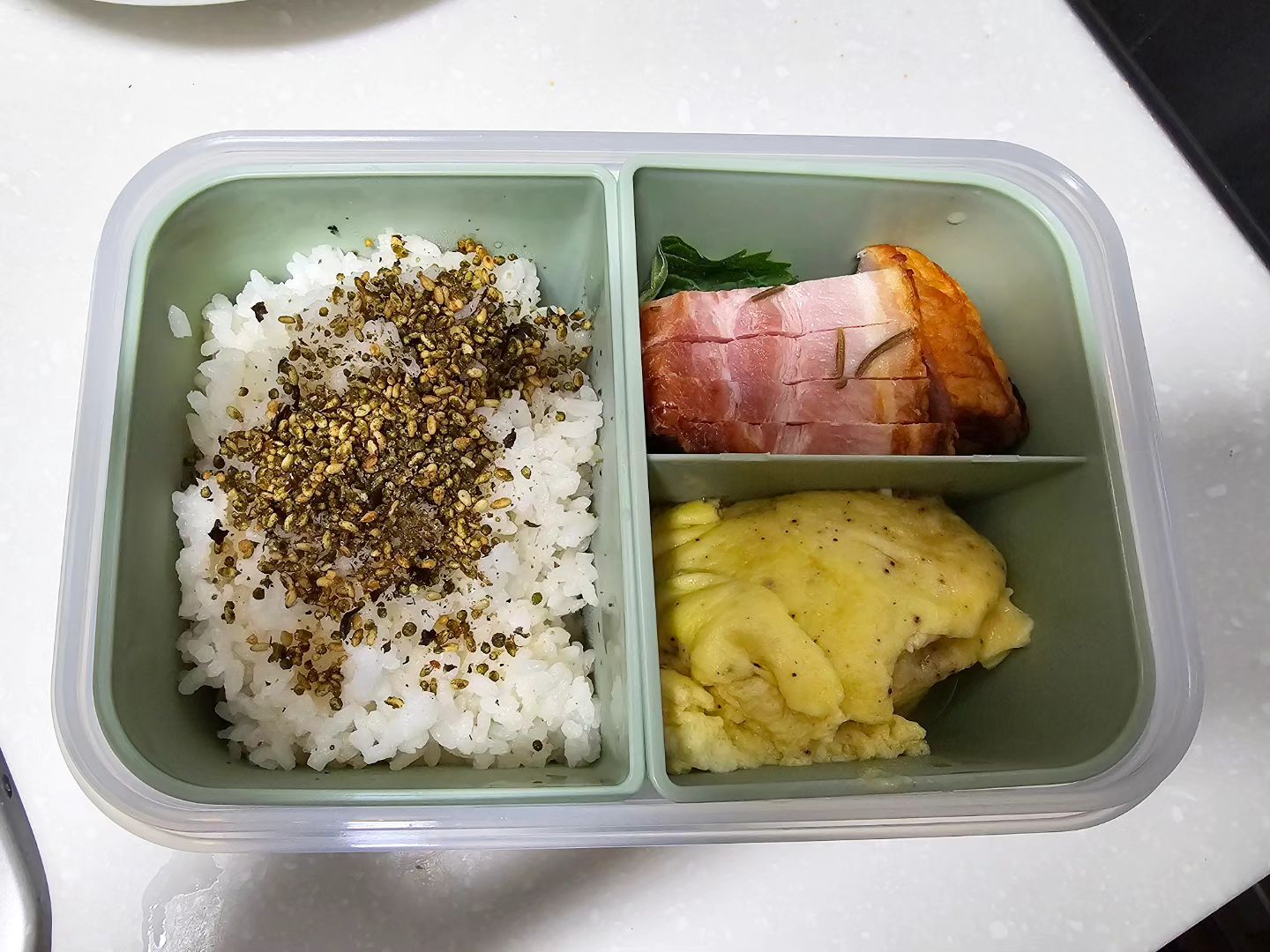 게으른 직딩은 오랜만에 도시락을 싸고 사진을 찍었다고 한다,,,🫠
훈제삼겹살에 짭쪼름한 계란찜 맛도리
삼겹이랑 같이먹을 소스?!가 없어서 사물함에 있는 맛소금뿌려서 점슴해결해버렸다
앞으로 쫌 부지런해지길😭