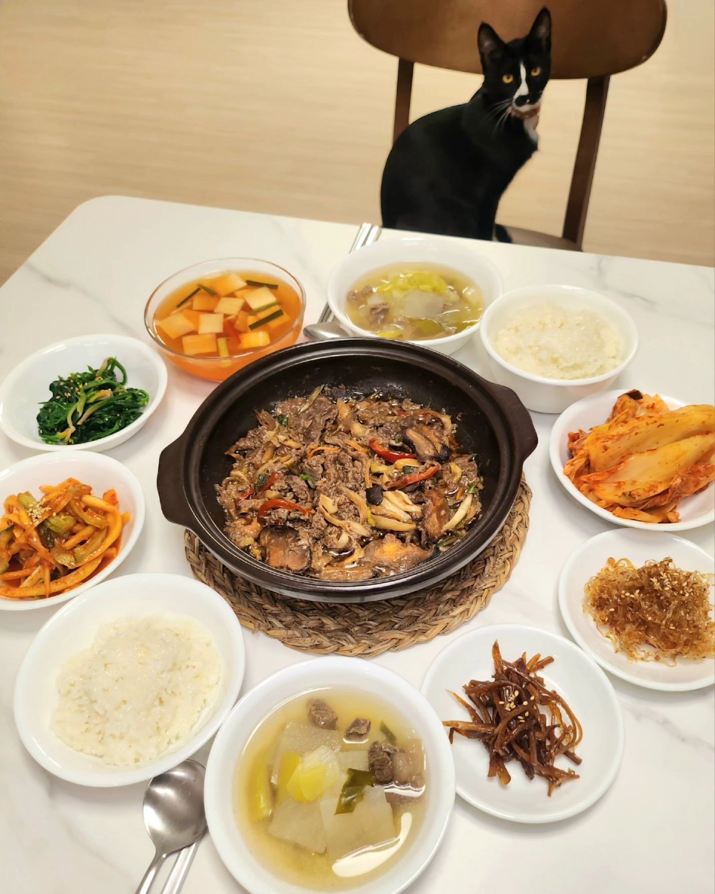 #한끼는잘먹자 🍚
이거야 말로 #한식밥상

얌전하게 반찬 한가지씩 덜어 담아 
남편 한 상 차려주고 

양푼에 시금치 무쳐서 반찬통에 담아 놓고

저는 그 양푼 그대로 반찬 다 때려 넣고
#비빔밥 먹었어요 ㅋㅋㅋㅋ
불고기도 넣었더니 명절 비빔밥맛 나네😅

우리 #깜콩이 는 왜 맨날 눈을 세모나게 떠? #🐈‍⬛

.
.
.
.
.
.
.
#집밥#홈쿡#신혼#신혼밥상#저녁밥상#신혼저녁밥상#홈술#노동주#안주#술상#맛스타그램#쿡스타그램#먹스타그램#가정식#자취요리#선팔맞팔#먹팔환영