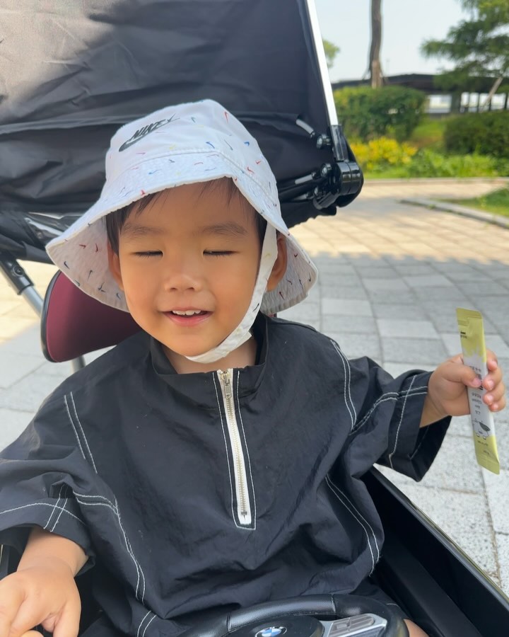 #마이써누 D+633

우리집에서 제일 바쁜 김써누
오늘은 감자캐고왔대여 ㅋㅋㅋㅋ이 더운데 감자캐기라니🤦🏻‍♀️
아침에 감자 많이 캐고 오라고했더니 진짜 많이 캤네...
모래는 왜뿌리는거야?ㅋㅋㅋ하원하는데 선생님이 선우 귀농해도 되겠다고🥹물놀이까지 야무지게 열심히하고 하원 🖤
가지고온 감자로 맛있는거 해줄께 ◕‿◕
얼집 보내니깐 자유시간 생기는것만으로도 넘 좋은데 
여러가지 체험학습도 많이다녀서 너무 좋아요 😇🖤
사랑해요 선생님들 🫶🏻
6월인데 이 더위 실화인가....남은 7월8월 무서워쥬금 ㅠㅠㅠㅠ