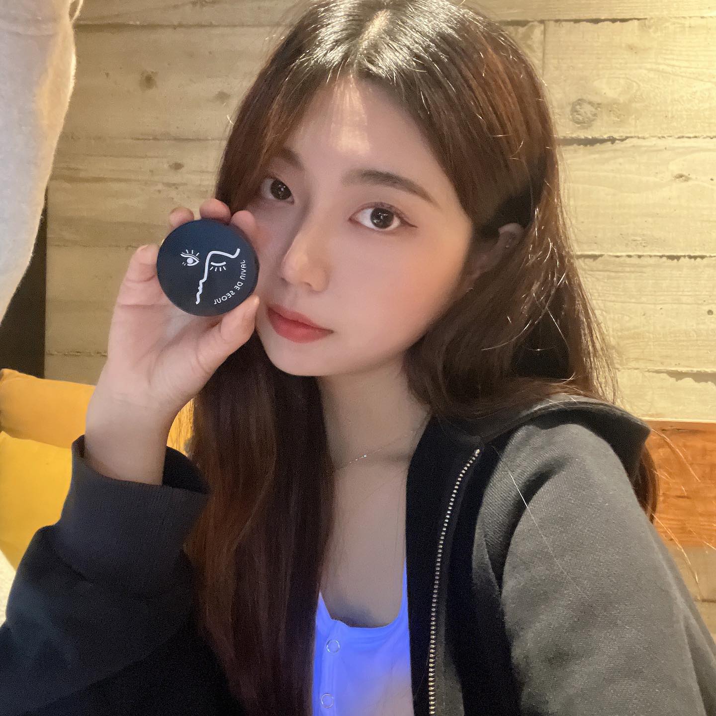 #협찬 
💄자빈드서울 윙크 아이 쉐이드 프라이머& 윙크 파운데이션 팩트 미니💄

아이 쉐이드 프라이머에는 웜, 쿨 두가지 종류가 있는데 저는 웜을 선택했어요:)
총 4호까지 있고 베이스로 1호 팔레 진저를 바른 뒤 4호 딥 코랄을 발라줬어요. 4호로 블러셔까지 완료했는데 넘 자연스럽고 발색이 예뻤어요☺️

피부는 윙크 파운데이션 팩트 미니로 했는데 작아서 가방에도 잘 들어갈 것 같고 수정용으로 잘 맞을 것 같아요! 

지속력도 좋고 발색도 예뻐서 매일 들고 다닐 것 같아요❤️

#자빈드서울  #윙크아이쉐이드프라이머 #윙크쿠션 #javindeseoul