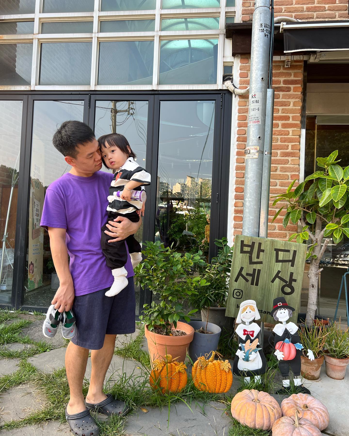 #인태기극복중 
연휴엔 매일 지호의 외동놀이💜
반디세상, 광교호수공원, 서울숲, 키즈풀빌라까지 연휴 알차게 즐겼다 증말😇

연휴 첫날 간 [반디세상]은 지호에겐 천국이였어요!
미니 동물농장, 모래놀이, 간이 물놀이, 붕붕카, 공놀이하고 놀다보면 3시간이 모자라더라구요!
숲체험하기 너무 좋은 반디세상 지호는 지수랑 또 가볼예정이랍니다🫶🏻

꿀팁✨
여벌옷, 여벌신발, 모자 꼭 챙겨가세요!
지호는 미술수트와 장화를 챙겨가서 걱정없이 마음껏 놀았답니다!

📍인천 반디세상(인천광역시 남동구 도림북로19번길 12-26)
월~금 10:00-18:00(평일 오전 단체 예약 있을 수 있음)
입장료(3시간 기준) 평일 성인/어린이 1인 4,000원, 주말 및 공휴일 성인/어린이 1인 6,000원