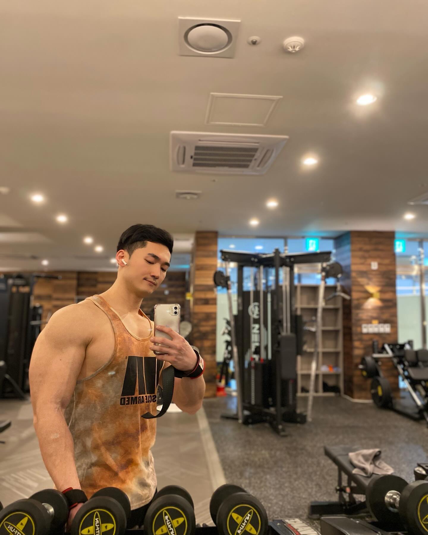 현재와 학창시절
.
.
.
스트렝스 훈련기간 디로딩기간 
나눠서 꾸준히 훈련하면서 증량하기
.
.
오늘 데드 200kg 
8년전 데드 200kg
역시 젊을때가 더 낫네