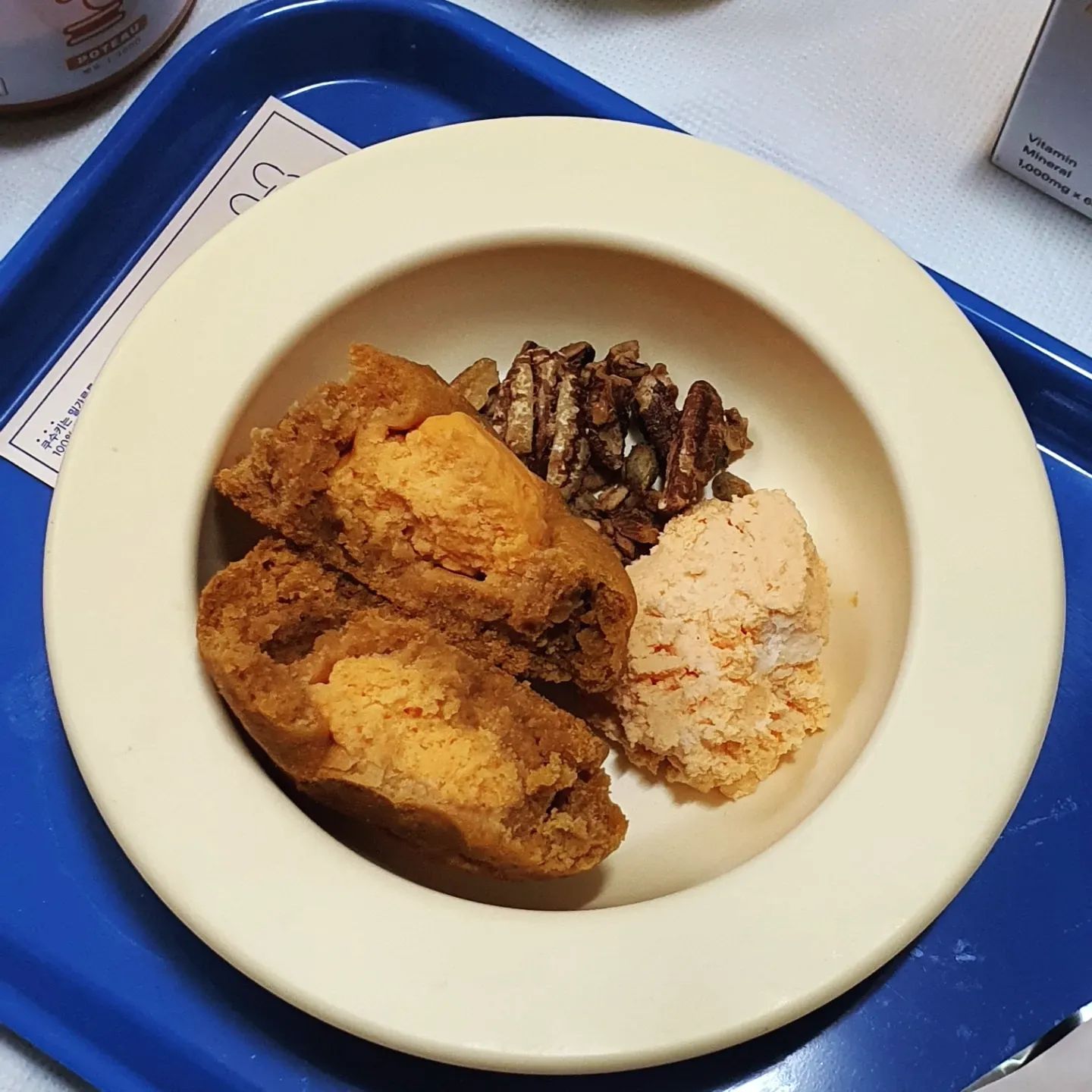 🧀🍼🫒

꼬릿한 치즈내음부터 맘에 들었던
#쿠수키 황치즈크림치즈 🤭🧡
도톰한 두께 속 범인은 크림치즈 🧀
촉촉한 쿠키지는 손으로 찢었을 때도
그 질감이 느껴질 정도로
초-옥 하고 벌려지는데
입 안에 넣으면 꾸덕함까지 느껴지니까
말해모해겠죠 😝
그리구 100% 쌀가루로만 만들어졌답니다 🌾

뽀또치즈 그잡채(?)
#레이지요거트 황치즈 그릭요거트 🍼
뽀또 크래커 크림 부분만을
엄청 엄청 응축해서 숙성시킨다묜
바로 요론 맛이?!!! 🧡
꾸덕함은 일반 그릭요거트 뺨치고
단짠단짠한 뽀또 크림을 농축시킨 느낌이었어요 🥺
그리고 크래커를 부수어서 넣은듯한
하얀게? 보였는데
그 부분이 단짠함을 조절해주는 발란스도 👍

#홀블렌딩 오트피칸그래놀라 ..
자꾸만 손이 가는 위험한 매력(?) 💚
낱알로 흩어진 형태인데
청키함은 뭉쳐진 청크처럼 느껴지고
피칸과 호박씨, 슬라이스 아몬드의 고소함이
은은한 달콤함과 함께 회오리처럼 홀려요 🌪 
다른 맛들도 더 궁금해진건 안비밀 🙃

_

#수제쿠키 #쿠키택배 #쿠키맛집 #크림치즈쿠키
#황치즈그릭요거트 #그릭요거트
#오트피칸그래놀라 #뮤즐리 #비건