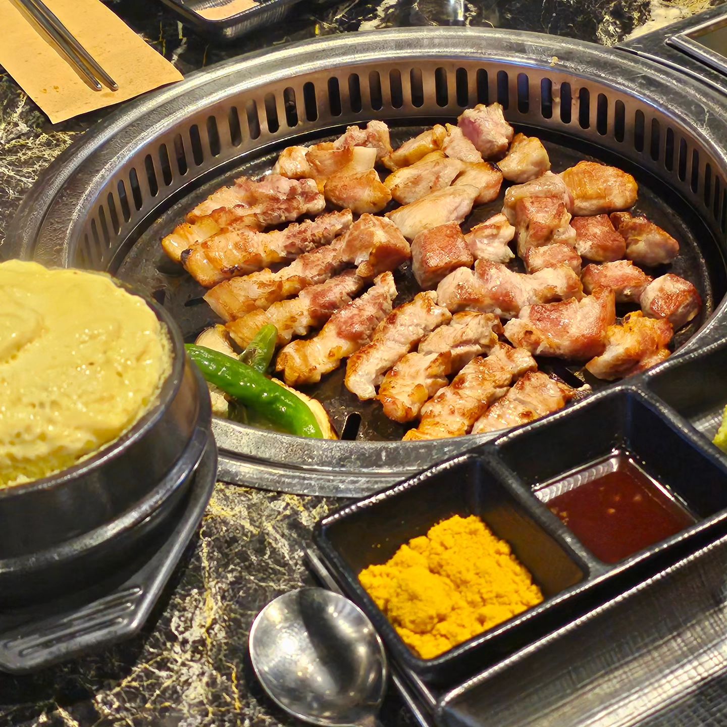 창원 중동에서 제일 넓고 맛있는 고기만 취급하는 인쌩고기 본점
돼지고기 소고기🍖다양한 부위들이 있고
가성비 좋아 보이는 세트메뉴와 식사류까지 👍
고기도 직접 구워주셔서 편하게 먹을 수 있어요
거기다 육즙 가득한 고기는 완전 맛도리😋

메인홀도 넓고 개별 룸도 있어서
단체 모임이나 회식장소로 하기에도 정말 좋아요💕
최고급 한 돈, 한우를 맛볼 수 있는 인쌩고기
한번 먹어보면 인생 고깃집으로 뽑히기 각🙌
@ 너무 맛있자냐!!

🎈인쌩고기 본점
✔️경남 창원시 의창구 중동중앙로 79 에스제이빌딩 1층
✔️영업시간 11:00~23:00 연중무휴
✔️예약문의 0507-1479-0522
건물 뒤편 공터 주차장 무료, 지하주차장 1시간 30분 무료

#협찬 #리뷰노트 #창원중동맛집 #창원중동고기집 #창원회식장소 #창원인쌩고기 #인쌩고기 #창원회식장소