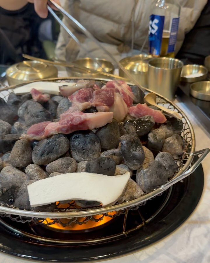 우리동네 돼지고기오마카세🫶
이번주도 수고한 우리 💪
돼지고기먹고 또 퐈이아!!!
마지막으로 오징어가 별미
이집고기 증맬루 맛있댜🫶
또가야쥐
#대경집
#교대맛집