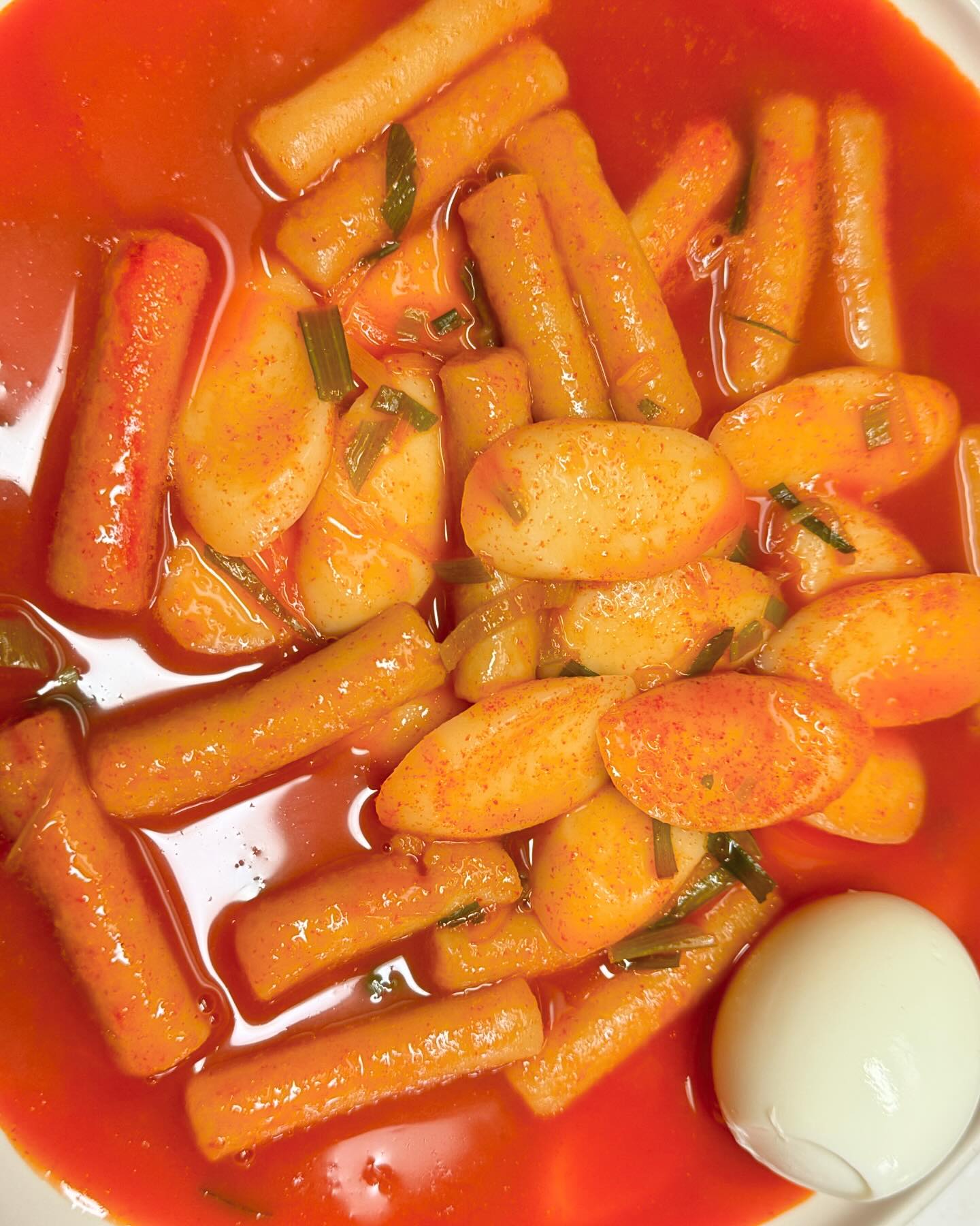 #제품제공
다이어트중이지만, 떡볶이가 먹고싶다?!

저탄수화물 떡볶이 #제로떡볶이
카무트, 곤약, 타피오카, 아몬드가루등을 사용하여 쫀득한 식감을 살리고 기존 떡볶이 소스 그대로 !! 떡볶이 본연의 맛을 느낄 수 있었어요 :)

✔️제로 설탕, 제로 밀가루, 제로 고추장
✔️저탄수떡
✔️무설탕소스

처음에는 다이어트 떡볶이라길래 포만감이 별로 안들거라 생각했는데,
어쩜 이리 배부른지 절반 먹고 배불러서 못먹었어요ㅠㅜㅜㅜ
떡볶이 맛 그대로 느낄 수 있어서 다이어트용으로는 제격👍

저탄수화물 떡볶이를 찾으신다면 제로떡볶이 완전 추천❤️