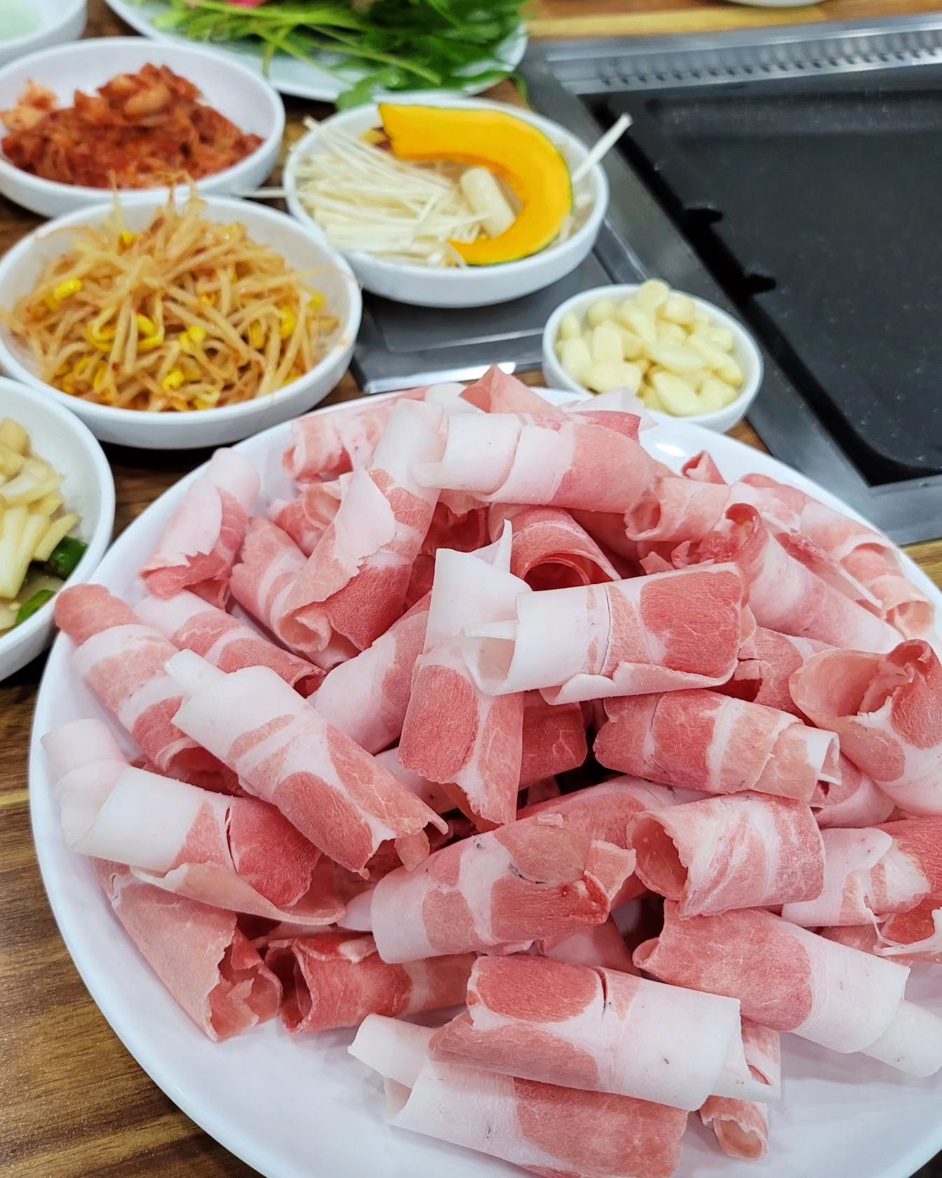#협찬
'
샐러드바가 천원, 말도안되는 가격의 가성비 고기맛집!🤯✨️
울산 달동 고기집 "대패나라"
[대패삼겹살 / 샐러드바]
'
울산 달동 고기집 "대패나라"는,
먹고싶은것 좋아하는것 셀프로 샐러드바가 1천원, 대패고기가 4,900원이라는 말도안되는 가격의 가성비 고기맛집입니다!🙆🏻‍♂️👍🏻
'
성인 1인당 천원에 즐길 수 있는 샐러드바로 부담없는 가격에 눈치 볼 필요없이 적치커리, 깻잎, 봄동, 상추 등 아주 싱싱하게 잘 관리되고있는 쌈 종류부터 팽이버섯, 떡, 고구마, 단호박, 소시지, 마늘 등 부담스럽지않은 가격에 먹고싶은 만큼 마음껏!🌿🌟
'
◾️위치: 울산 남구 신정로18번길 10-1 1층 대패나라
◾️운영시간: 15:00-24:00
'
오늘 가족외식장소는 가성비 넘치는 울산 달동 고기 맛집, '대패나라' 추천드립니다!🙋🏻‍♂️
'
#울산달동맛집 #울산달동고기집 #울산달동밥집 #울산달동대패 #대패나라 #달동밥집 #저녁메뉴추천