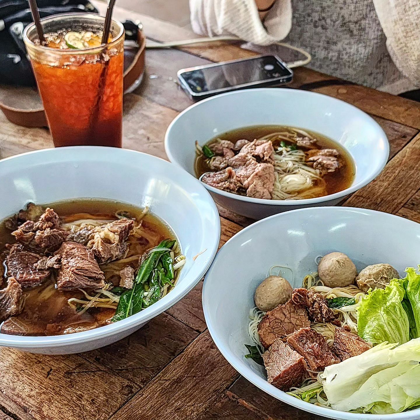 #🍜 갈비국수로 유명한 치앙마이 #블루누들

엄청 극찬이 많아서 꼭 가보고싶었던 블루누들‼️

고기는 야들부들👍
저 두툼한 고기가 엄청 부드럽더라구요

다들 중간면드시던데 얇은 면이 돈이스탈❤️

기대를 엄청 많이 했어서 그런지 기대만큼은 아니지만 ㅠ
충분히 맛있었고 완뚝했답니다♨️

*사이즈가 생각보다 작으니 양이 많으신 분들은 큰사이즈로 드세요!
*대기가 있어도 줄은 금방 줄었고
*실내 식당이 아니여서 많이 더우실 수 있어요!

#치앙마이#갈비국수#치앙마이맛집#여행#돈맛집치앙마이#donyummy