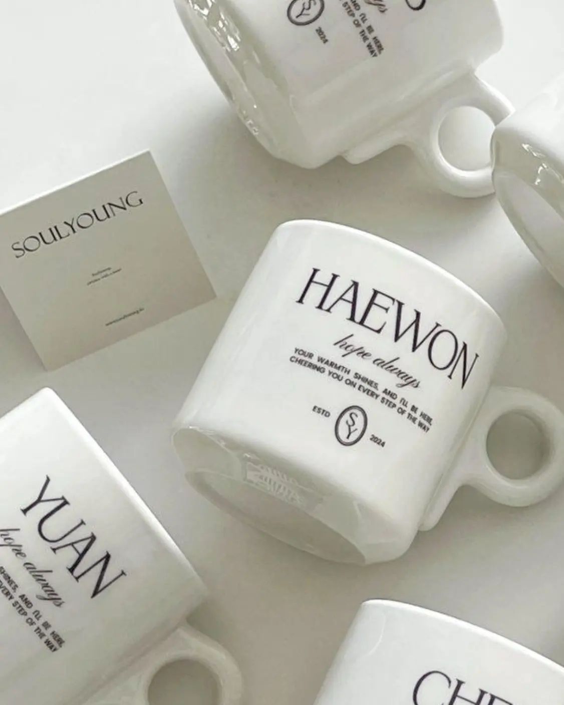 우연히 발견한 커스텀 머그컵☕️
자취하겠다고 나온 게 벌써 반년 전인데!!!
얼른 다시 취업해서 포근한 내 방에서
내 이름이 적힌 머그컵에 커피 마시고 싶다...

머그컵만 바꿨을 뿐인데 기분이 좋고, 괜히 들뜬다.
리본 덕분에 선물 받은 느낌이고, 실물이 진짜 더 예쁜 soulyoung.kr
기념하고 싶은 날이나 선물로도 추천!!!
그리고 자신에게 주는 선물로 더더욱 추천!!!!!
진짜 컵 하나로 부엌 분위기가 바뀌는 게 신기하다.
얼른 셀프인테리어 해보고 싶당!!

#광고 #협찬