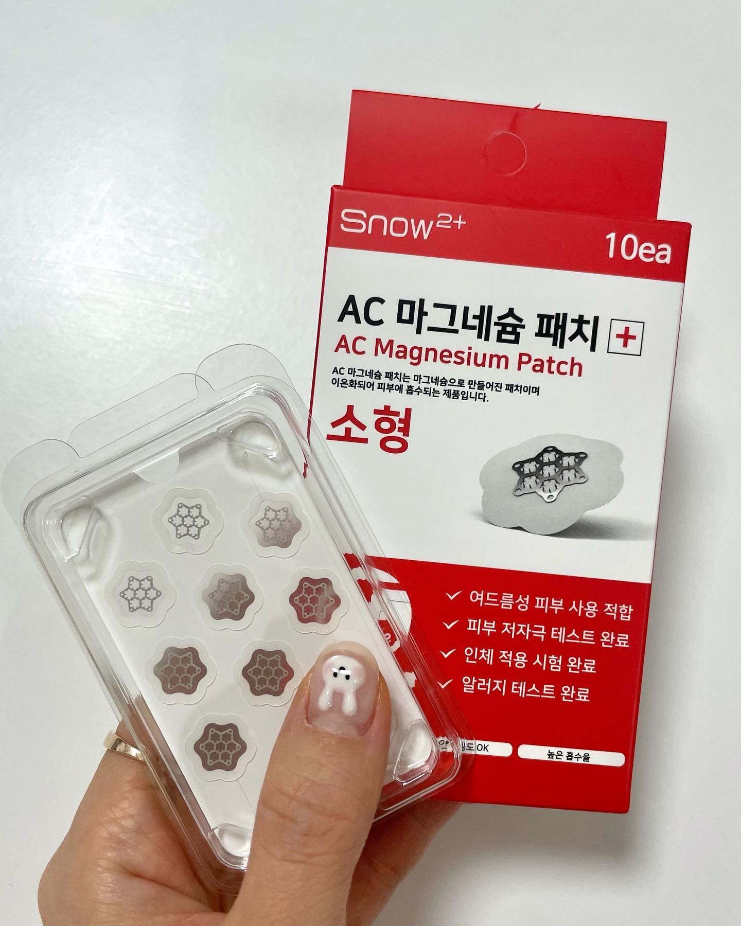 #협찬 [Snow2+] AC마그네슘패치 소형

국내1등 h&b 스토어 올리브영에서 구매할 수 있는 패치 브랜드 제품으로 현재 인기 판매 중!!

생체분해 가능한 섭취하는 마그네슘, 칼슘, 징크(아연)과 동일한 성분과
자연유래 미네랄 성분이 99.9% 함유되어 있어요~

제가 평소에 사용하는 기초 제품과도 호환성이 좋아서 패치르 함께 사용하면 더 극대화된 피부개선효과를 기대해볼 수 있겠더라고요!

요즘 마스크때문에 트러블이 올라와 고민이었는데 진정도 빠르게 되고 피부에 자극도 없어서 넘 만족스러웠어요🤍

#협찬 #스노우투플러스 #마그네슘패치 #니들패치 #올리브영패치 #올리브영추천템