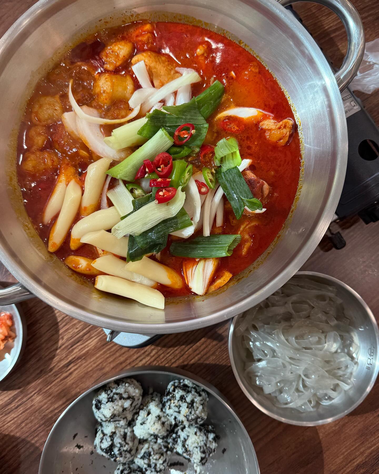 #광고
#강서동맛집 #보끔당

청주 강서동에 왕 맛있고 양도 많은 닭볶음탕 가게 보끔당에 다녀왔어요!🍗
순살 가능! 맵기조절 가능! 토핑 추가 가능! 남은 음식 포장 가능!

순살 대창마늘 닭볶음탕 먹었는데 순살 닭고기도 많았는데 모두 닭다리살이라 엄청 부드러운데다가 속이 꽉 찬 대창도 많아요
마늘이 들어가서 한국이 좋아하는 국물이라 밥 시켜서 국물에 비벼먹는 건 필수예요🧄❤️
떡이랑 감자도 들어있어서 더 든든하고 당면은 따로 줘서 불지 않은 상태로 딱 맛있게 먹을 수 있어요
볶음탕은 2-3인 메뉴라 2명이서 먹기에 양이 많아서 엄청 배부르게 먹을 수 있어요! 남은 음식은 포장도 야무지게 해주시더라구용👍

청주 시외버스터미널 근처 맛있는 밥집 찾으신다면 보끔당 추천~~!❤️❤️

⭐️인스타그램 월간 후기 이벤트 진행 중입니다⭐️
매장 방문하여 보끔당 닭볶음탕(보끔당, 묵은지, 대창마늘) 먹고 인스타에 후기 남기면, 월마다 추첨을 통해 홀체험권 30,000원 증정 

✔️위치 : 충북 청주시 흥덕구 강서로 121 102호
✔️영업 시간 : 11:00 - 23:00 (15:00 - 17:00 브레이크타임)
✔️번호 : 0507-1427-1560
✔️단체 이용 가능, 포장, 배달, 예약 가능

#강서동곱도리탕맛집 #청주강서동맛집 #청주강서맛집 #곱도리탕맛집 #대창마늘닭볶음탕 #보끔당닭볶음탕
