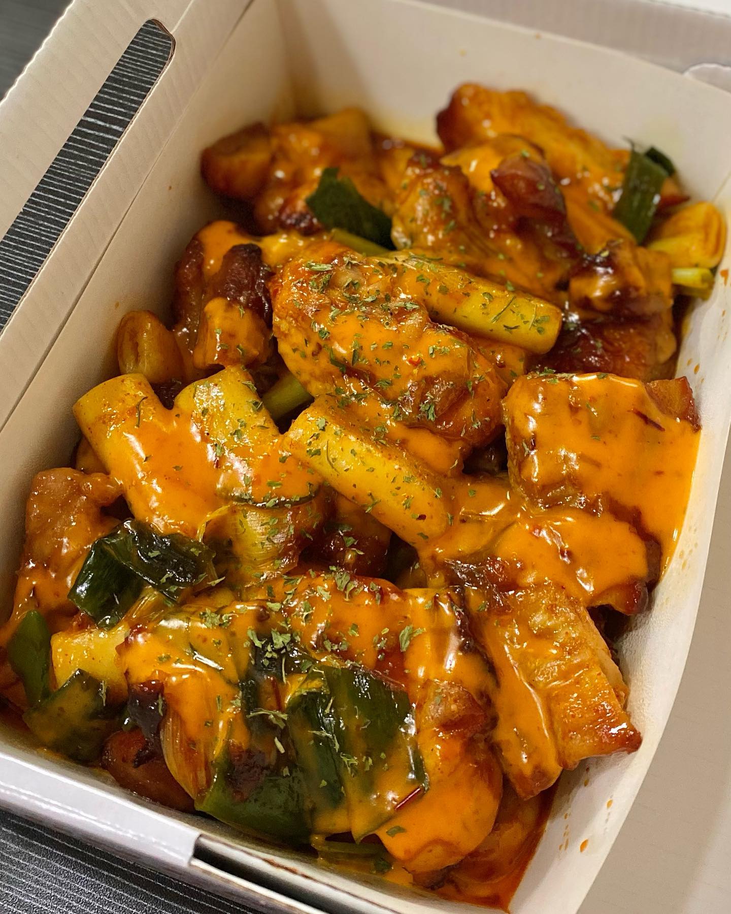 #협찬 
🧡돈치킨 신메뉴 바블링 골드 순살🧡
불맛 가득 바베큐 소스에 매콤한 마요라차(마요네즈+스리라차)소스를
마블링처럼 뿌려 맛이 배가되는 프리미엄 신메뉴🍗

바블링 골드는 뼈, 순살, 목살 3가지 종류라 취향에 따라 주문하면 됩니다
저는 바블링 골드 순살로 주문했는데 닭고기가 너무 부드럽고
마요라차 소스가 느끼하지도 않고 맵지도 않아서 잘 어울리더라고요
맵찔이들도 맛있게 먹을 수 있을 것 같아요!!

닭목살은 닭한마리에서 1% 밖에 나오지 않는 특수부위라 꼬들거리는 식감으로
미식가들 사이에서는 유명한 부위랍니다:)
목살이 없는 지점도 있으니 집 근처 매장에 목살이 있는지 확인하고 가세요

바블링 골드를 그냥 먹어도 맛있지만
같이 주시는 매콤소스를 찍어 먹으니까 더 맛있더라고요👍🏻
#돈치킨 #돈치킨부평점 #신메뉴 #바블링골드 
#치킨추천 #치킨맛집 #치킨스타그램
