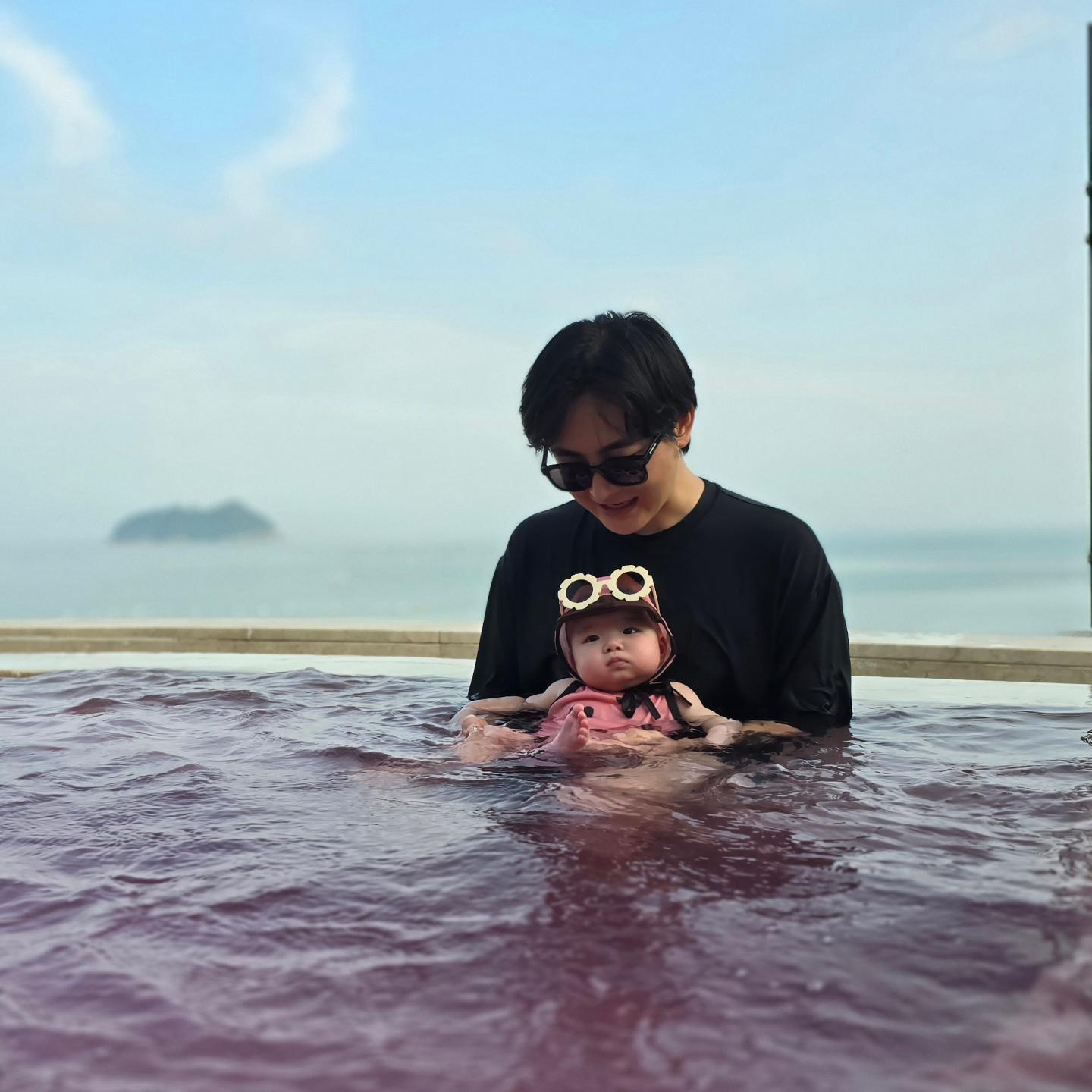 ⠀

10분 놀앗나요...
분명 체크 다햇는거 같은데
잠오고 배고파서 심기불편 나율ㅋㅋㅋㅋㅋ
엄마의 판단미스로 목튜브 들고갓더니
울다가 끝난 물놀이
다음엔 꼭 보행기튜브 사서가자 😂
⠀
⠀

 

#첫휴가#휴가맛보기#진도쏠비치#아기랑휴가 #쏠비치 #아기수영복 #아기사진 #사랑해나율 #❤