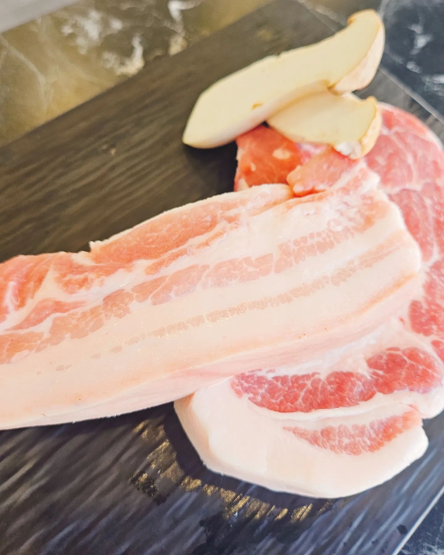 🥩
.
.
.
오빠랑 퇴근 후 지례흑돼지 먹기(오늘아님)
지례 흑돼지 생소했는데 
지례 흑돼지는 일교차가 큰 산골에서 철분과 미네랄이 
풍부한 감천수로 사육해 찰지고 쫀득한 식감과 풍미를 지녔다는👍
식객 허영만의 백반기행에 나와 극찬 받은 명품 흑돼지라고 해서
기대했는데 고기 때깔부터 이건 백퍼 맛있다 ㅎㅎ
껍데기까지 먹을 수 있는 오겹살과 식감이 좋은 목살까지 
든든하게 먹고 밖에서부터 진동하던 갈비냄새에 
오빠랑 무조건 먹어줘야지 ㅋㅋㅋ
숯불직화갈비🍖
갈비는 구워져서 나와서 구울 필요없이 바로 먹을 수 있어 간편하고 갈비는 타기 쉬운데 걱정없다요!!!
공기밥 하나랑 물냉 하나 시켰는데 단체손님으로 인해 
배송 실수가 있었지만 밥만 먹은게 다행🍚
하늘이 유난히 맑았던 날 퇴근 후 오빠랑 데이트 좋구만

gimpojung_sundancehill_gimpo

#협찬 #지례흑돼지 #김포맛집 #저녁식사 #돼지고기 #삼겹살 #목살 #숯불직화갈비 #흑돈김포정 #야외데이트 #야외드라이브 #리뷰노트