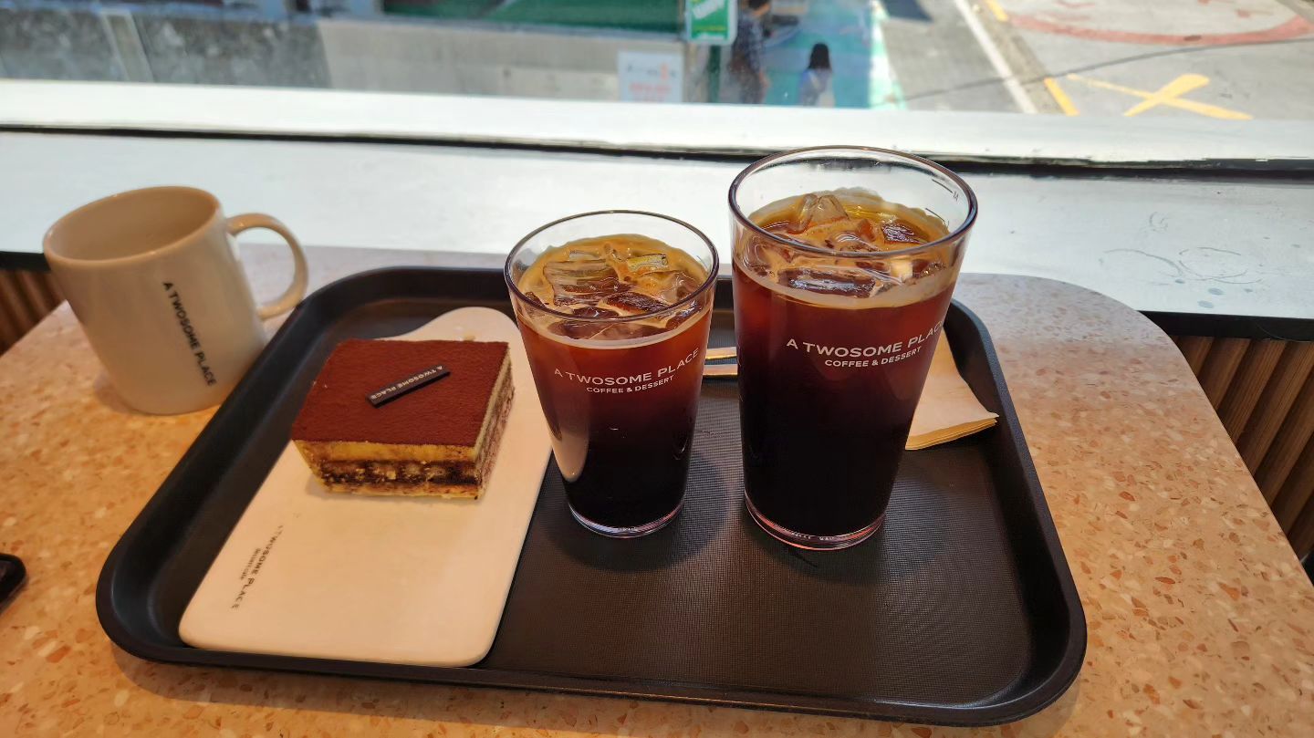 오랜만에 언니랑 데이트
커피도 마시고 아이파크에서 쇼핑도하고
점심은 취화원 짬뽕과 탕수육
형부는 바람처럼와서 계산만하고 가버림
덕분에 언니도 나도 배터지게 먹었음

#언니랑데이트  #고척동 #고척동맛집 #담엔연신내서봐 #먹고끝난하루