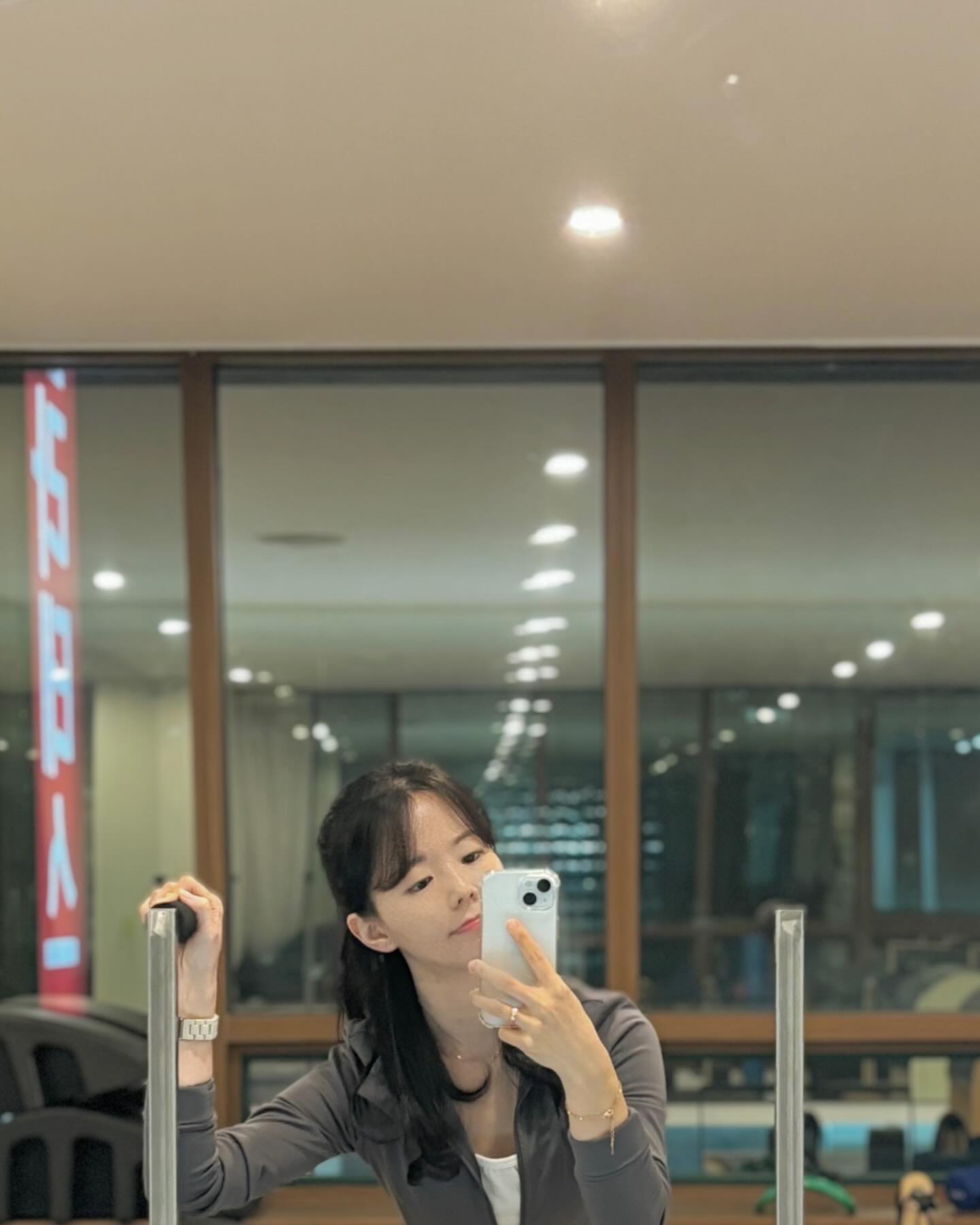 6s이후로 얼마만에 아이폰….
적응도 안되고 뭐 다 옮기는 것도 귀찮아서
2주동안 폰 두개 들고다니기🫨

#iphone15