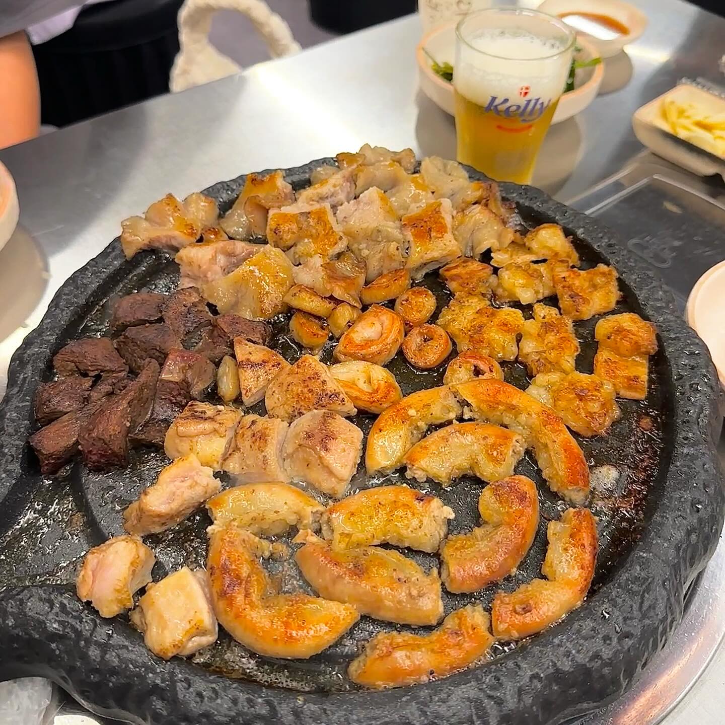 오늘 저녁은 곱창이다……🤤🤤

원하는대로 종류 상관없이 무한리필!
곱창,막창,염통,대창,돼지막창,도래창

+ 날치알 주먹밥 + 무한 셀프 라면
이모든게 27,800원‼️

소곱창 3인분 시키면 7-8만원대
1인분 가격대에 무제한 갓성비 맛집

퀄리티 기대안했는데 너무 맛있게
배터지도록 리필해서 먹었습니다.

🏠 곱창폭식 부평
📍 인천 부평구 시장로12번길 30
⏱️ 평일 16:00 - 01:00
  주말 12:00 - 01:00

주의) 퇴근시간에 가면 웨이팅 있을 수 있음

#인천맛집 #인천맛집추천 #부평맛집 #부평맛집추천 #부평데이트 #부평가볼만한곳 #가성비 #갓성비 #인천부평역맛집 #인천부평맛집 #부평역맛집 #곱창맛집 #무한리필 #부평무한리필 #곱창폭식 #협찬 #리뷰 #리뷰노트
#인천 #부평