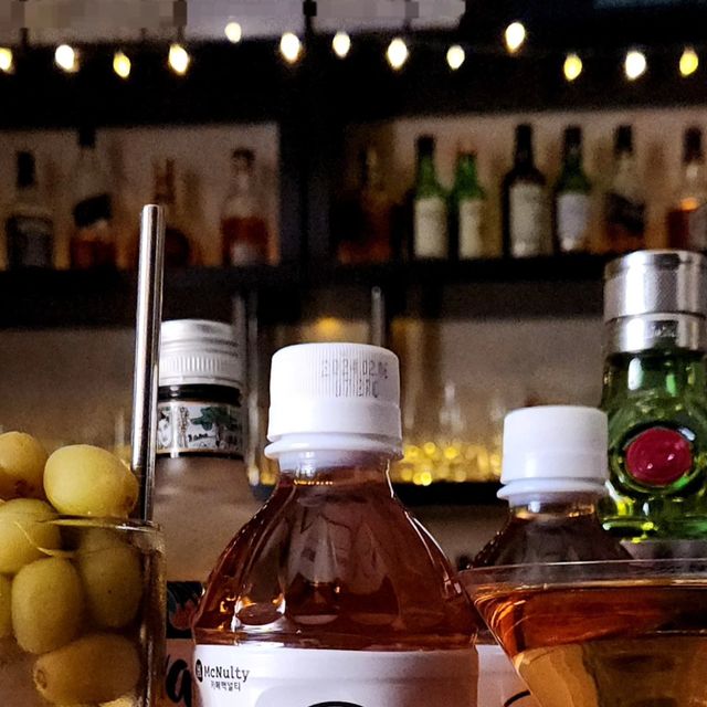 준희바 ㅣ 홈텐딩 칵테일 위스키 on Instagram: "#광고 맥널티 청포도 아이스티 제로 장동민, 히밥, 오킹이 추천한 제로음료로 칵테일을 만들어봤습니다🤩 먼저 맛부터 봤는데요, 진한 홍차맛
