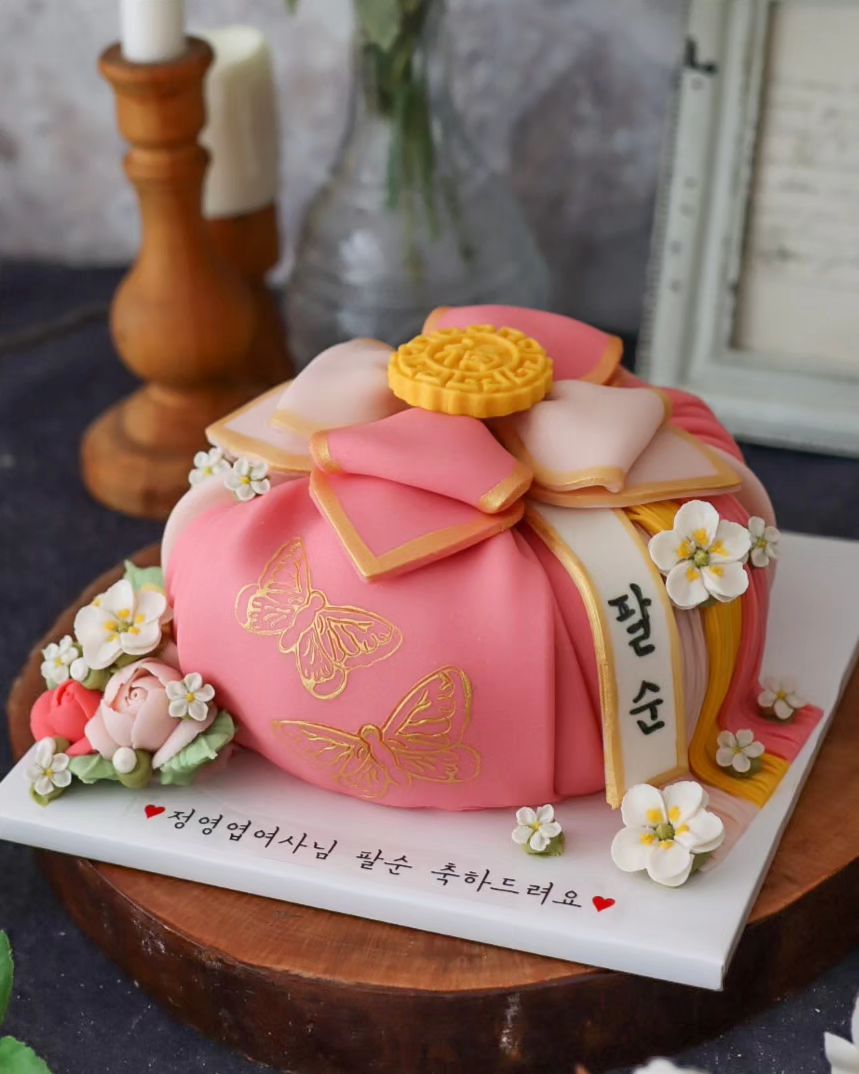😍 .

어머님 팔순케이크로 준비하신 
1호 사이즈 보자기케이크 .

핑크핑크 컬러 조합으로 원하셨어요 .

보자기포장으로 예쁘게 준비해 드렸는데
픽업오신 온 가족 분들께서
너무 행복한 모습으로 픽업해 가시는 모습을 보며
뿌듯뿌듯 하더라구요^^ .

기쁜날 찾아주셔서 감사합니다 💕 .

.
.

.
.
.

🚫디자인 도용을 금지합니다 🚫 

⠀
✅ 주문및 클래스 문의는
카카오플러스친구 👉 댕스플라워케이크
<인스타프로필 바로가기 클릭 😍 >
⠀
디엠❌ 덧글❌ 전화❌
⠀
📍 댕스플라워케이크는 떡공방 입니다.
⠀
고급품종쌀을 직접 공방에서 방아하여 사용합니다.
⠀
1인공방으로 
하루 제작수량이 정해져 있어
100% 예약제 이며 , 
필요하신 날짜가 결정되시면 
빠른 예약을 권해드립니다.
⠀ 

⠀⠀⠀
✔주문제작및 
 원데이클래스 / 취미반 /심화반 /창업반 상시모집 .
⠀
⠀
⠀
⠀
#인천앙금플라워케이크 
#인천떡케이크 
#인천앙금플라워클래스 
#인천보자기케이크
#동인천떡케이크 #신포동떡케이크
#인천생신케이크 #인천팔순케이크