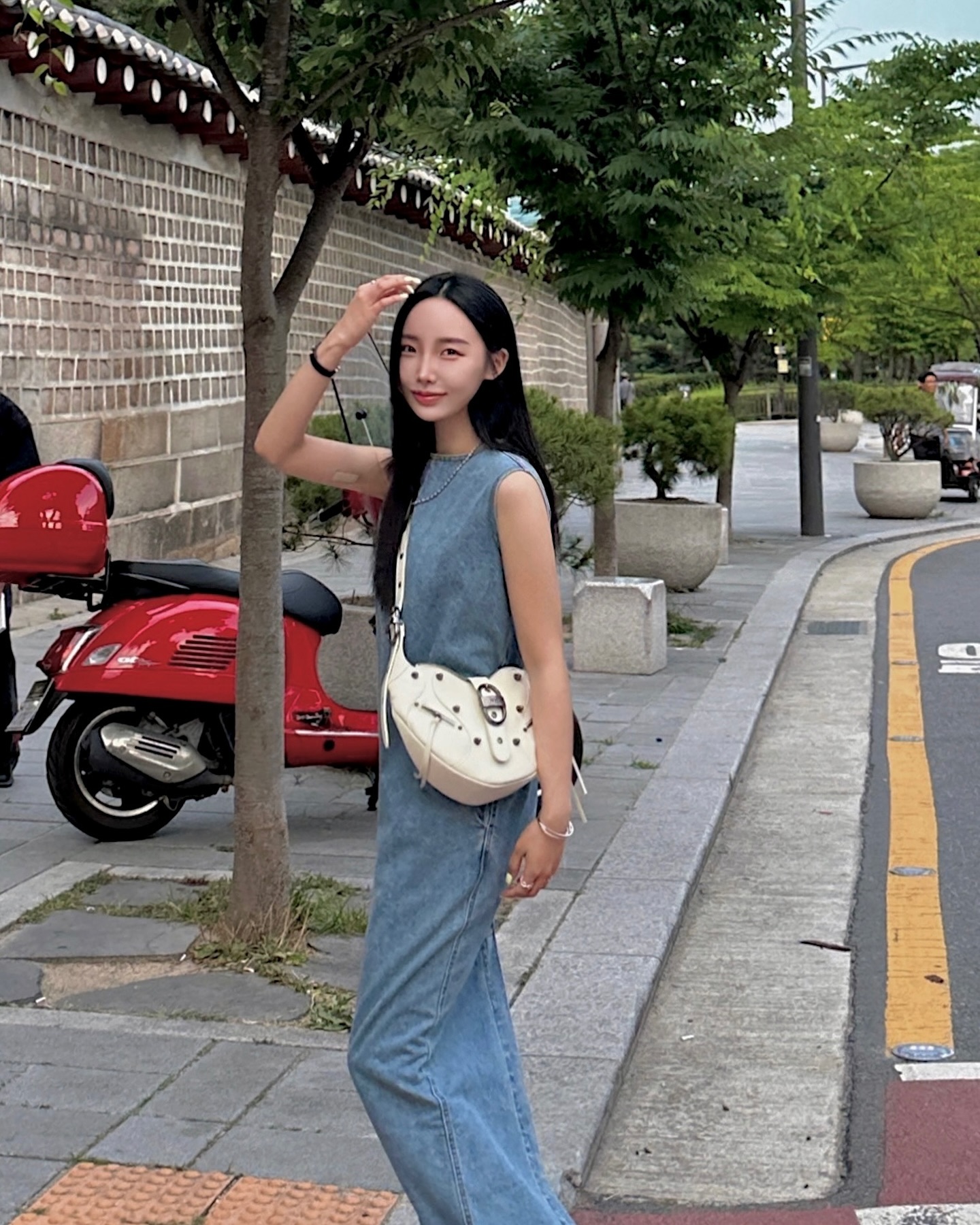 #광고 jwpei_official 
요즘 내 데일리백 JE PEI 🤍 
화이트백이 하나도 없었는데 진짜 어디에나 다 잘어울려서 매일 들고 다닙니댜 🫶🏻

15% 할인코드 기재하고 저렴하게 구매하세요 🪽
✨ KR24minah

#jwpei #jwpeibag #가방추천 #데일리가방 #화이트백 #화이트가방#ootd #ootdfashion #outfit #outfitinspo #dailybag