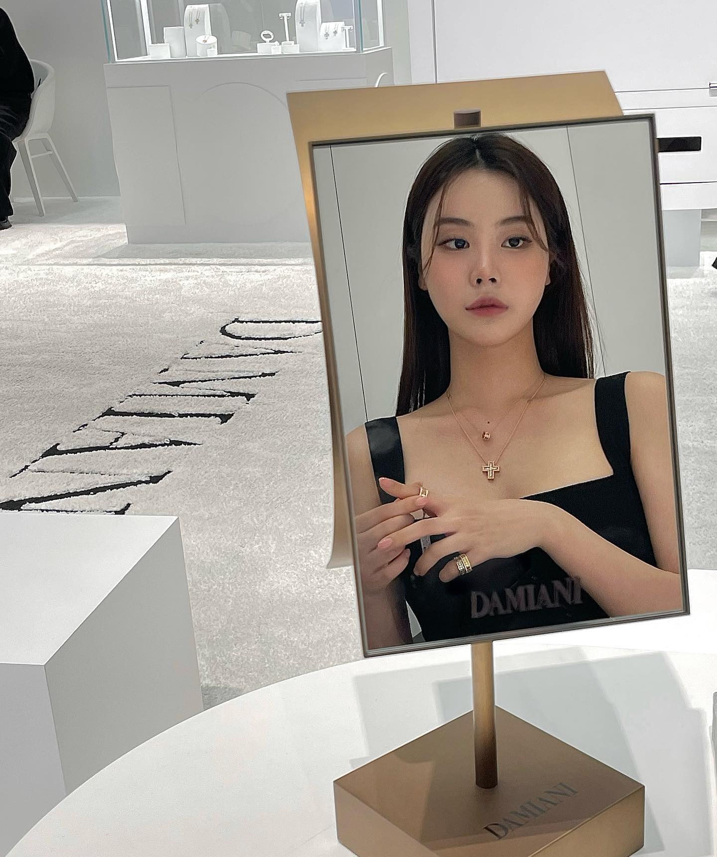 벨 에코프 영롱하다•••내 위시템으루 등록🫶🏻💎
다미아니의 아이코닉한 컬렉션인 ‘벨 에포크’ 와 ‘벨 에포크 릴’ 
각각의 트렌디한 공간을 다 만나볼수 있는
다미아니의 벨포스 유니버스 팝업스토어는 
11.19까지 신세계 강남점 1층에서 🤍🖤

#다미아니팝업 #다미아니 #Damiani #Handmade #MadeInItaly #광고  damianiofficial