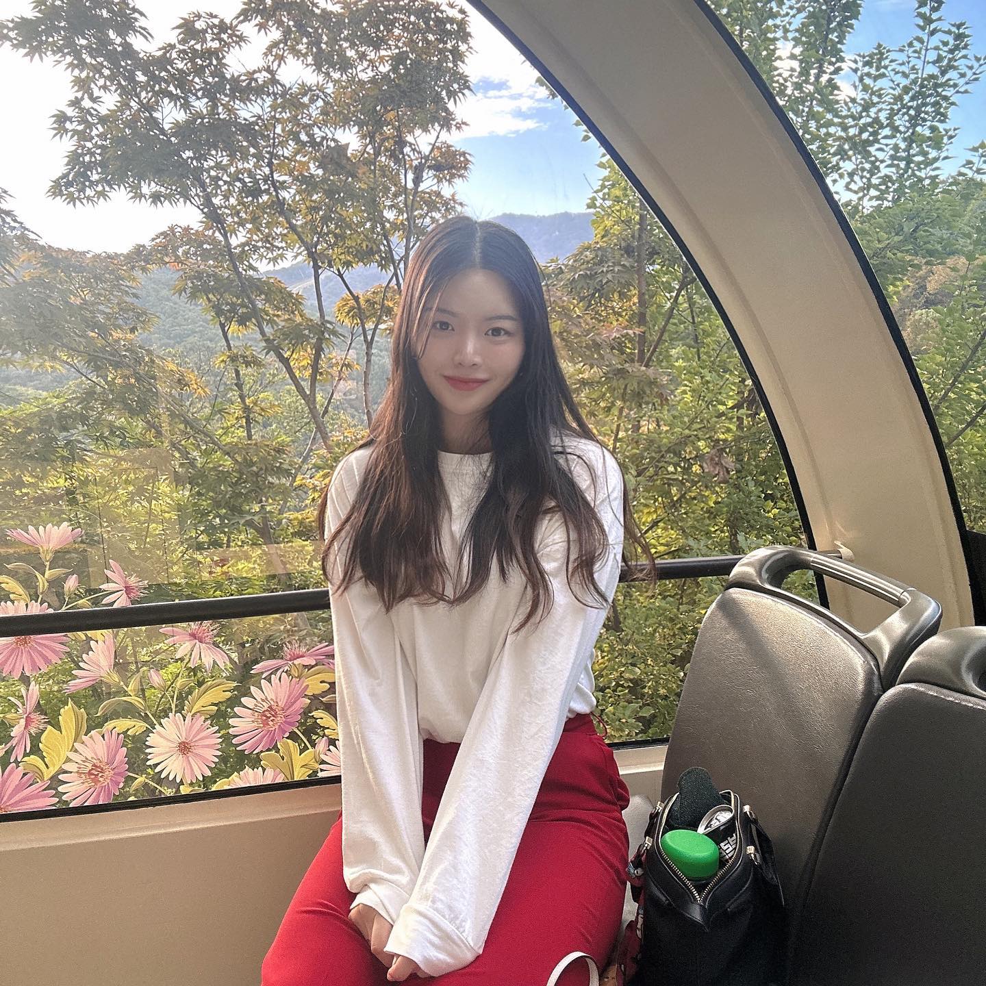 화담숲 처음 와봤따🍁
가을 단풍 보는 곳이라고 하지만
날씨만 가을이구
단풍은 없었따 ㅎ

오랜만에 엄마랑 언니랑 나들이🌼
얼룽 밥목으러 가댜🤪
.
.
.
.
.
#화담숲 #가을 #모노레일 
#엄마랑 #언니랑
#사진왕창찍어서 #올릴게넘많아