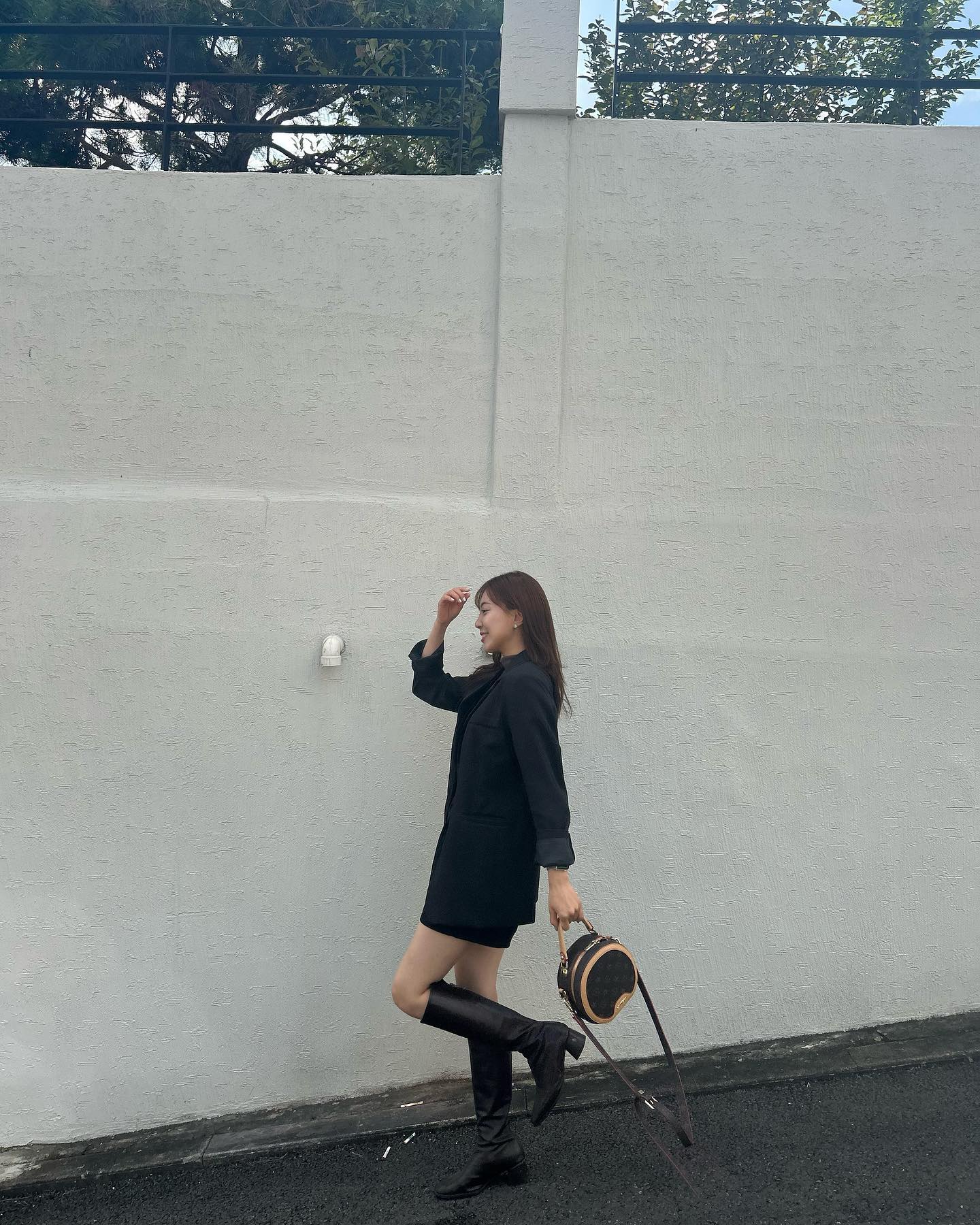 한손 안들고 있으면 큰일나나봄,,😳