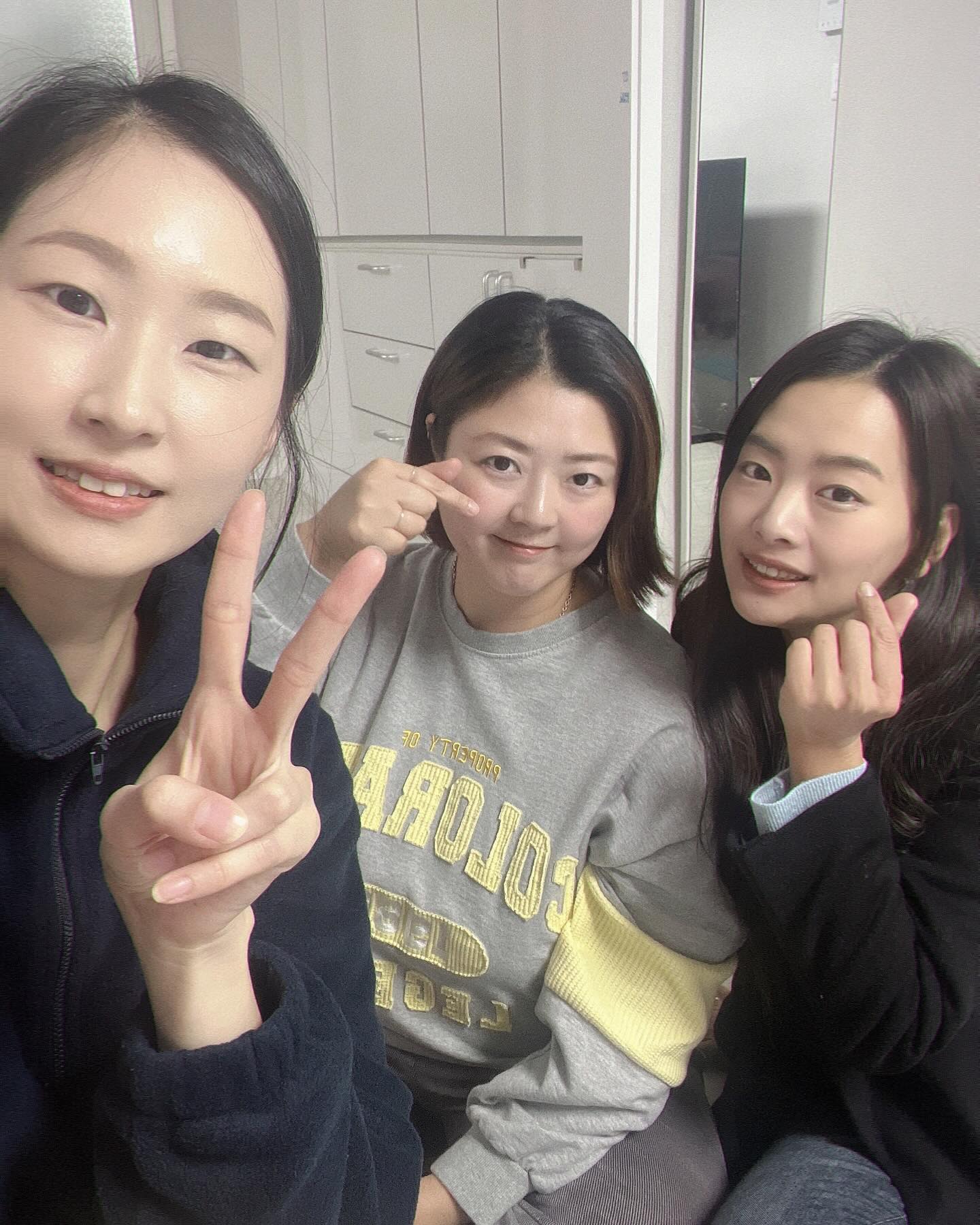진짜 짧고 굵게 반짝!

만날때마다 인증샷을 놓쳐서
오늘은 꼭 찍겠다고 일어나다말고 
다 앉힘 ㅋㅋㅋㅋㅋㅋ 🤣
시간은 왜이리 잘가는지 힝
종종 모이자 일단 올해 안에 한번 더!

#친구 #엄마들이된우리 #어릴땐어떻게놀았더라 #아무생각없이놀고싶다 
#daily #instagram #friends #selfies #happytime