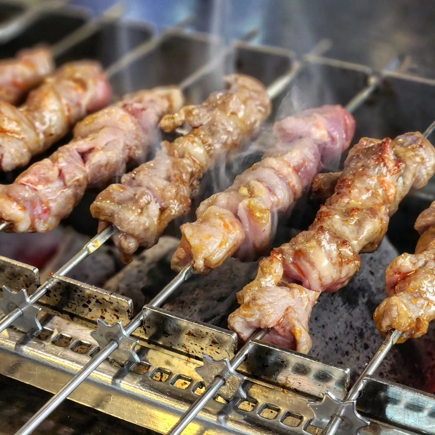 🔸청풍양꼬치🔸~초량역/수정동
양꼬치 처음 영접하고 반했던 장소! 
바야흐로 4~5년전 여기서 처음으로 양꼬치를 접했어요 🫢
이렇게 맛있는거라니~~ 충격받았었는데 
그 이후에도 가끔 먹으러가요ㅎㅎ ❤

화교분이 운영하시는곳이라 중국어도 마구마구 들려요 🤣 리얼 중국놀러온것처럼 양꼬치 먹었구요 ㅋㅋ 
메뉴가 거의 40~50가지라 어흌ㅋㅋㅋ 진짜 엄청나죠? 
전메뉴 먹으려면 몇달 걸릴것같아요 

온면과 가지만두튀김도 시켜서 같이 먹었어요 👏
양꼬치먹고 기름진게 온면으로 다 씻겨내려감~~👍
가지만두튀김은 첨 먹어봐서 바삭바삭 색다르더라구요
소금에 찍어먹는것도 생소했어요! 

담에 또 먹으러가야징!! 🫶 

저녁되면 웨이팅해서 평일 저녁전에 가는거 추천드려요 ㅎㅎ

📍부산 동구 초량상로 157 #청풍양꼬치
⏰15:00-23:00(22:00 라스트오더)
📞051-466-0288

#초량맛집 #부산역맛집추천 #웨이팅맛집 #부산웨이팅맛집 #양꼬치맛집추천 #부산동구맛집 #동구맛집 #부산양꼬치 #화교맛집 #수정역맛집