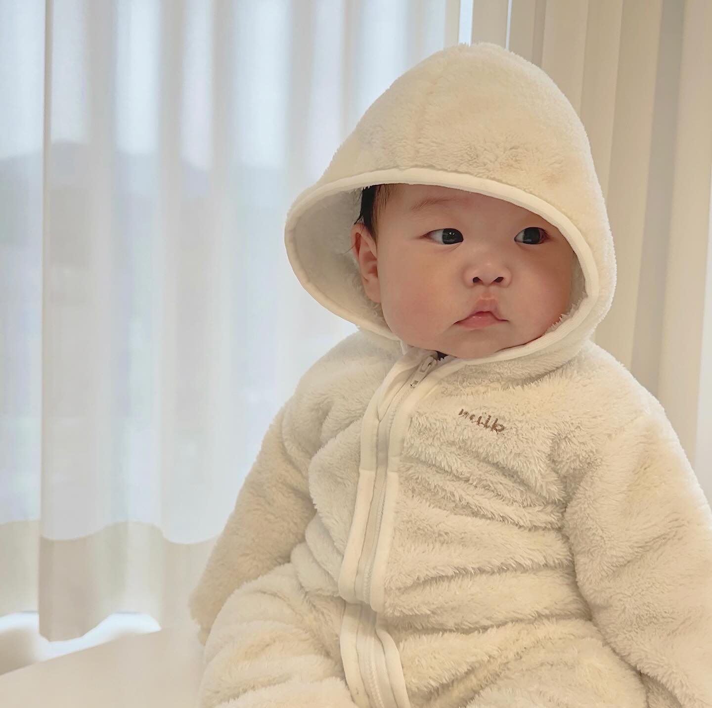 요즘 송아옷은 이거밖에 안입히는듯😁
내복+순둥우주복 조합이면 외출준비 완료

귀엽고 부들부들하고
휘뚜루마뚜루 너무 편하고 짱이지이게👍
근데 우리딸래미 너무 귀엽네😍

dress milkhouse__official 

#6개월아기#딸맘#아기겨울코디#밀크하우스#우주복추천