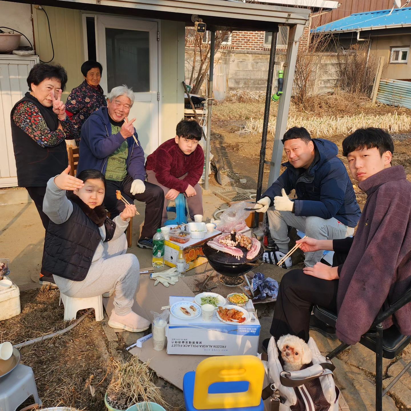 #설연휴 #친정 #오리지널 #솥뚜껑삼겹살 #딱 #추억의외가집
.
외가집하면 떠오르는 시골스럽고 정겨운 우리집 ㅋㅋ
친할머니댁은 아파트라 느낄수 없는 시골 갬성 😆😆
오리지널 솥뚜껑에 구운 삼겹살은 JMT
마지막 군고구마까지 찰떡!!
마무리는 윷놀이~
.
.
.
#외가댁 #제천 #제천특별시 #충북제천 #제천출신