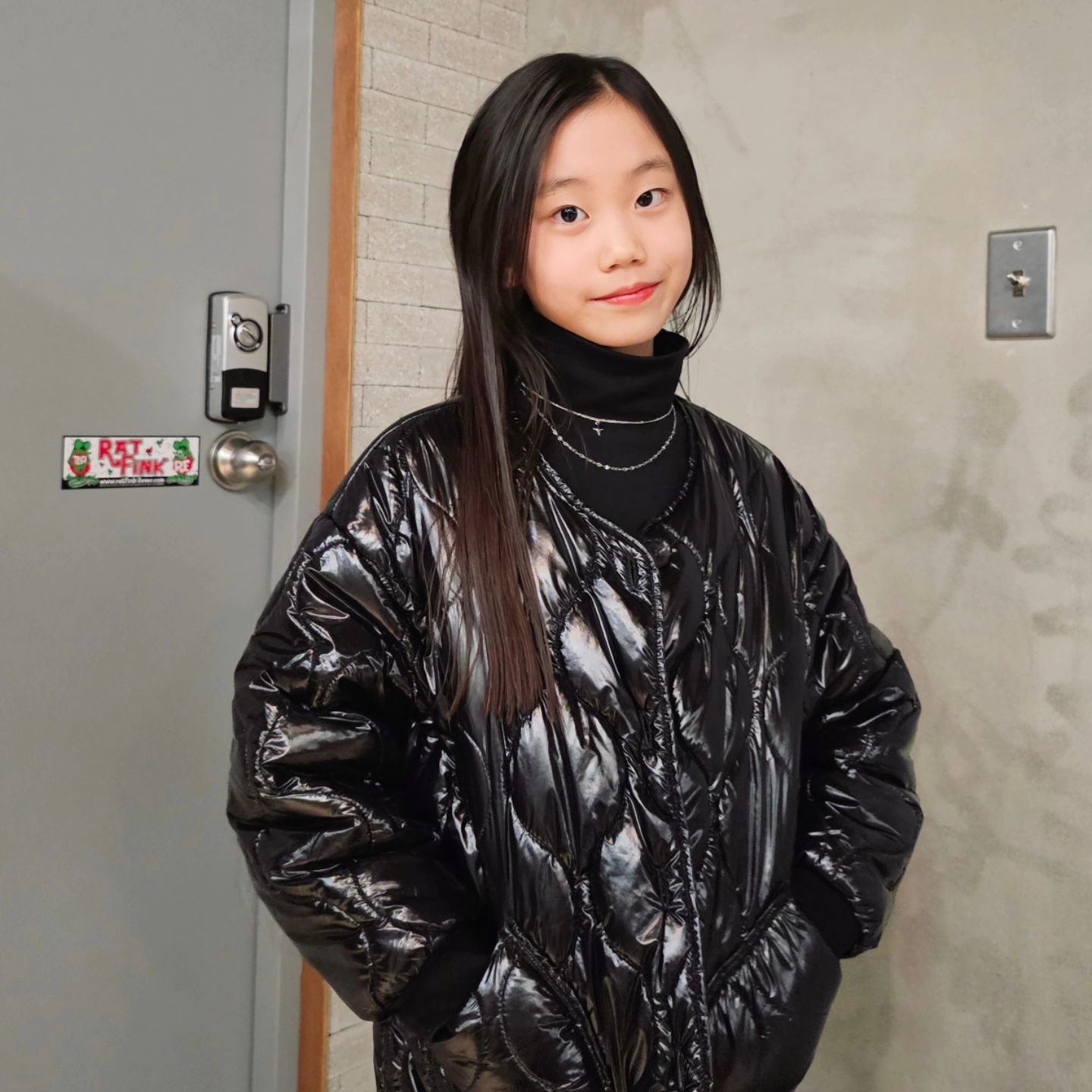 #초3 #레이어드컷 

앞머리만 살짝 잘랐는데 
너낌 있나요?

급 따라갔다가
디자이너쌤 추천대로 자르고 만족😊

#이태원 #modelteen 
#헤어스타일 #초등헤어 #시크