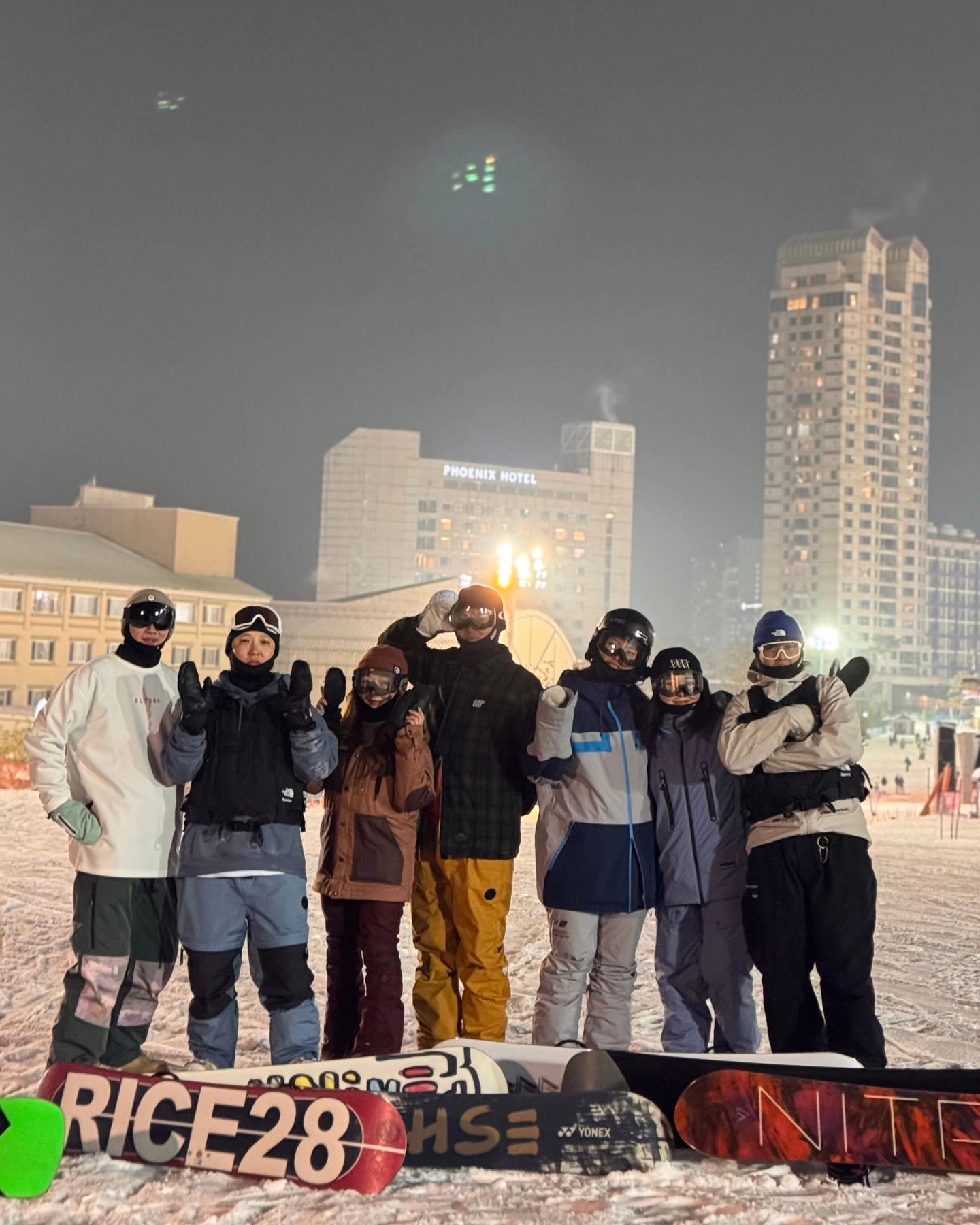 설연휴 휘팍

도착하자마자 감기기운 올라와서 골골 앓다가
담날 탈까 그냥 집에 갈까 고민했는데
설질도 좋고 넘넘 즐거워서 그런지 조금씩 나아졌다

여러 좋은 사람들도 만나고 즐거운 시간 함께 하다보니
에너지 충전되는 기분🥰

5~6년간 너무 앞만 보고 달린 것 같다
취미생활하니 예전 활기차고 긍정적인 
내 모습이 점점 나오는 것 같아 기부니가 좋아요~~

손 많이 가는 쩐미 챙겨주신 분들 감사합니다 🫶

#휘팍 #휘닉스파크 #휘닉스평창 #스노우보드 #설연휴 #온크루