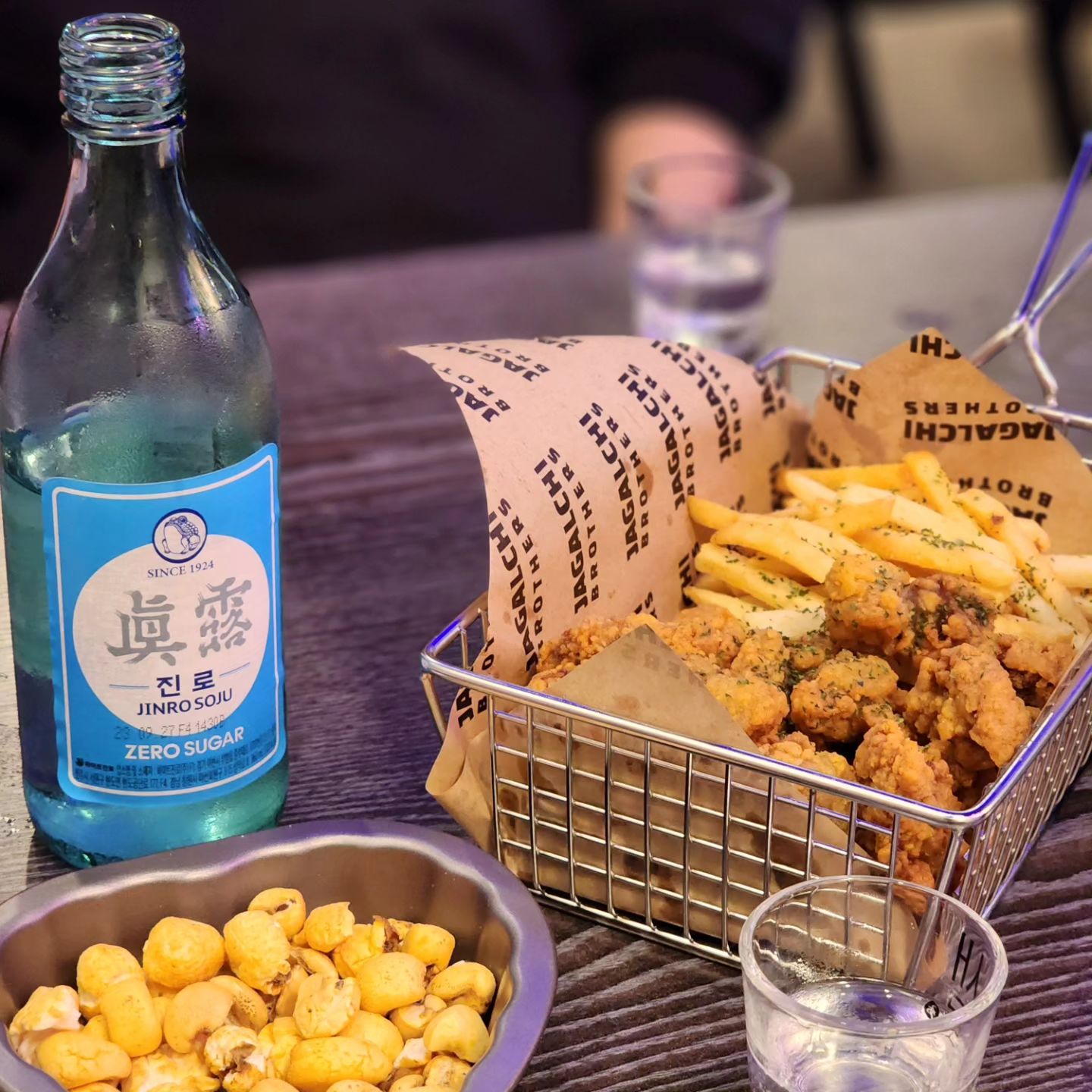 🐷
아이 목욕시키고 재우고
너랑 나 자유시간 어떠실?
그렇게 오빠랑
간단히 술한잔 하러😋
동아대부민캠퍼스술집 <자갈치브라더스>로!
-
20살~24살 10%할인 🥹
비오는날 소주3천원 🫢
국산병맥주 3천원 👍🏻
-
영업시간 17:00~01:00
수/토/일 마감 00:00
둘째주 넷째주 일요일 휴무
-
소주안주 👌🏻
맥주안주 👌🏻
가성비 실내포차
☎)010-8013-5954
-
#자갈치브라더스 #자갈치브라더스보수점 #똥집 #감자튀김 #동아대부민캠퍼스맛집  #동아대부민캠퍼스술집 #동아대부민캠퍼스인근 #술스타그램  #술안주 #술안주그램