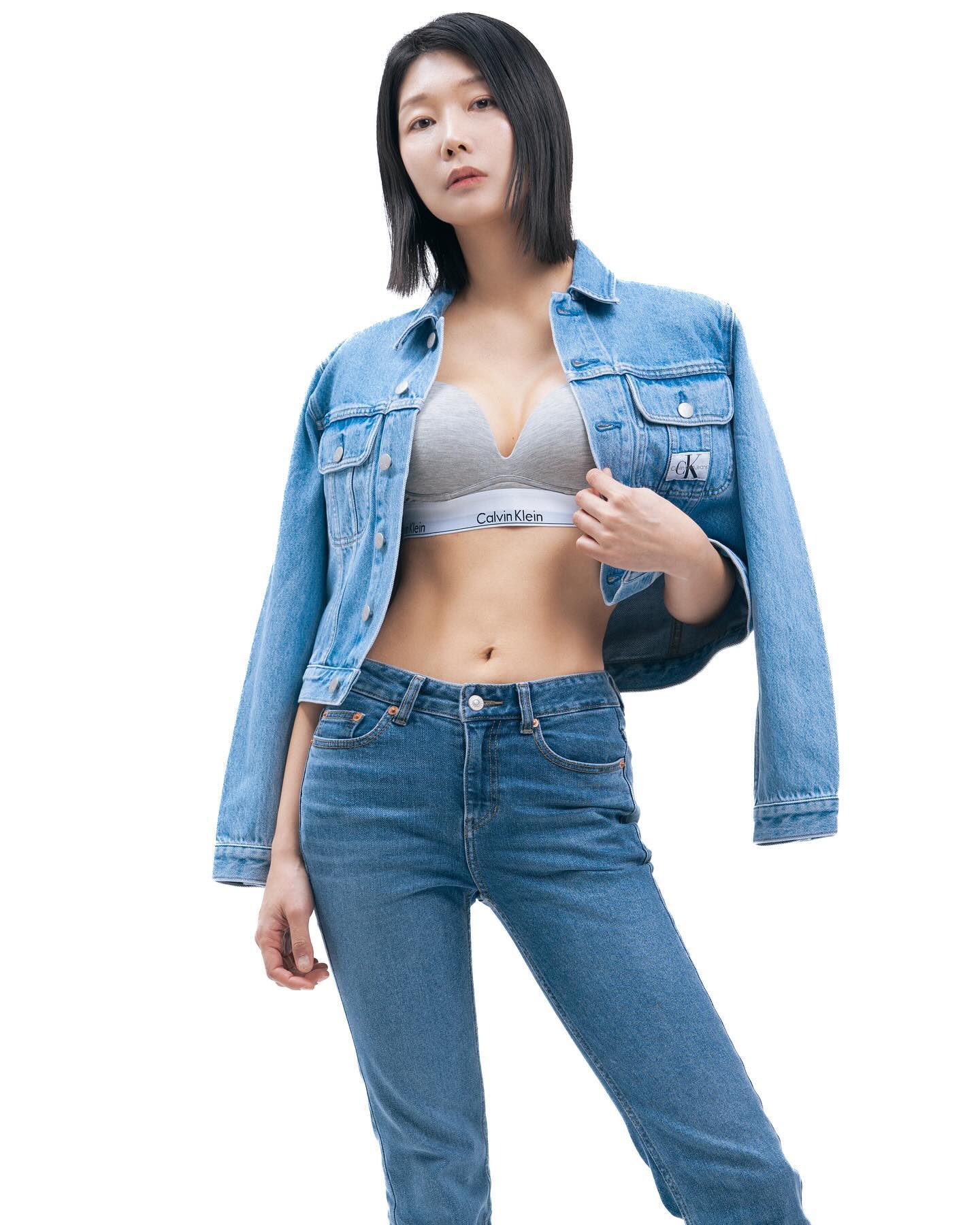 봄은 청이지 
청자켓 청바지 👖🧢🤍

#촬영 #광고 #패션모델 #광고모델 #오운완 #mood #ck #fashionmodel