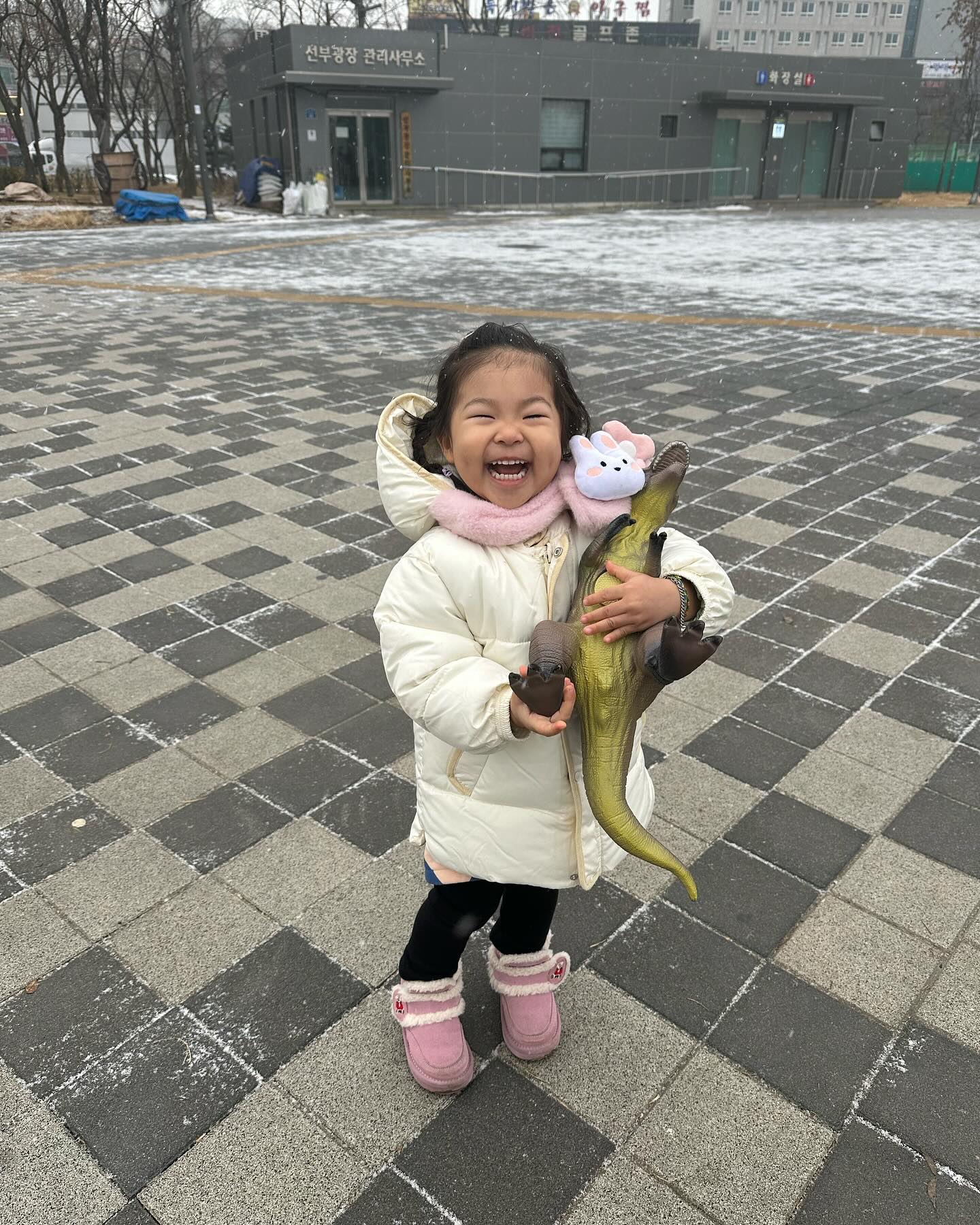 아빠티라노와 함께하는 전철데이트🤗
눈물흘리며 꼭 데려가야한다는 아빠티라노
티라노다리잡고 잘 다녀보자..
#엄마는너도안고티라노도안고 #챙길거하나늘어남 #대왕티라노
#함박눈내리는날 #기분좋은매운맛 #힘내보자👊