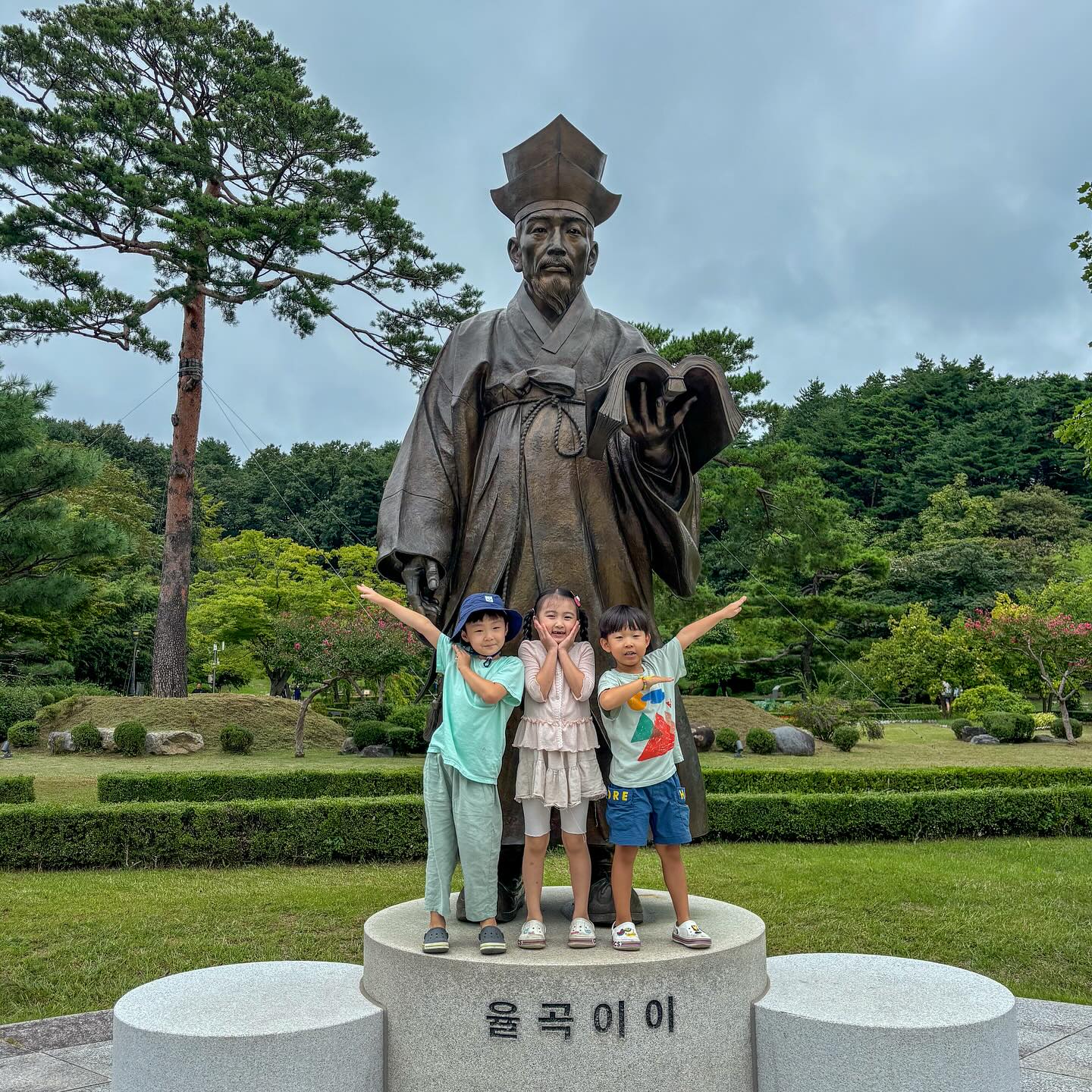 친구들과 추석연휴 보내기🤗

양양갔다가 강릉에있는 
오죽헌에 다녀왔어요😁
날씨가 흐려서 고민했었는데
가길 너무 잘했다는!!!
강원도 여행계획있으시면
오죽헌은 꼭 넣으셔요!
볼거리도 많고 아이들과 역사와 화폐까지 
배울 수 있는 유익한 곳이에요🙌🏻

#양양 #강릉 #아이랑여행