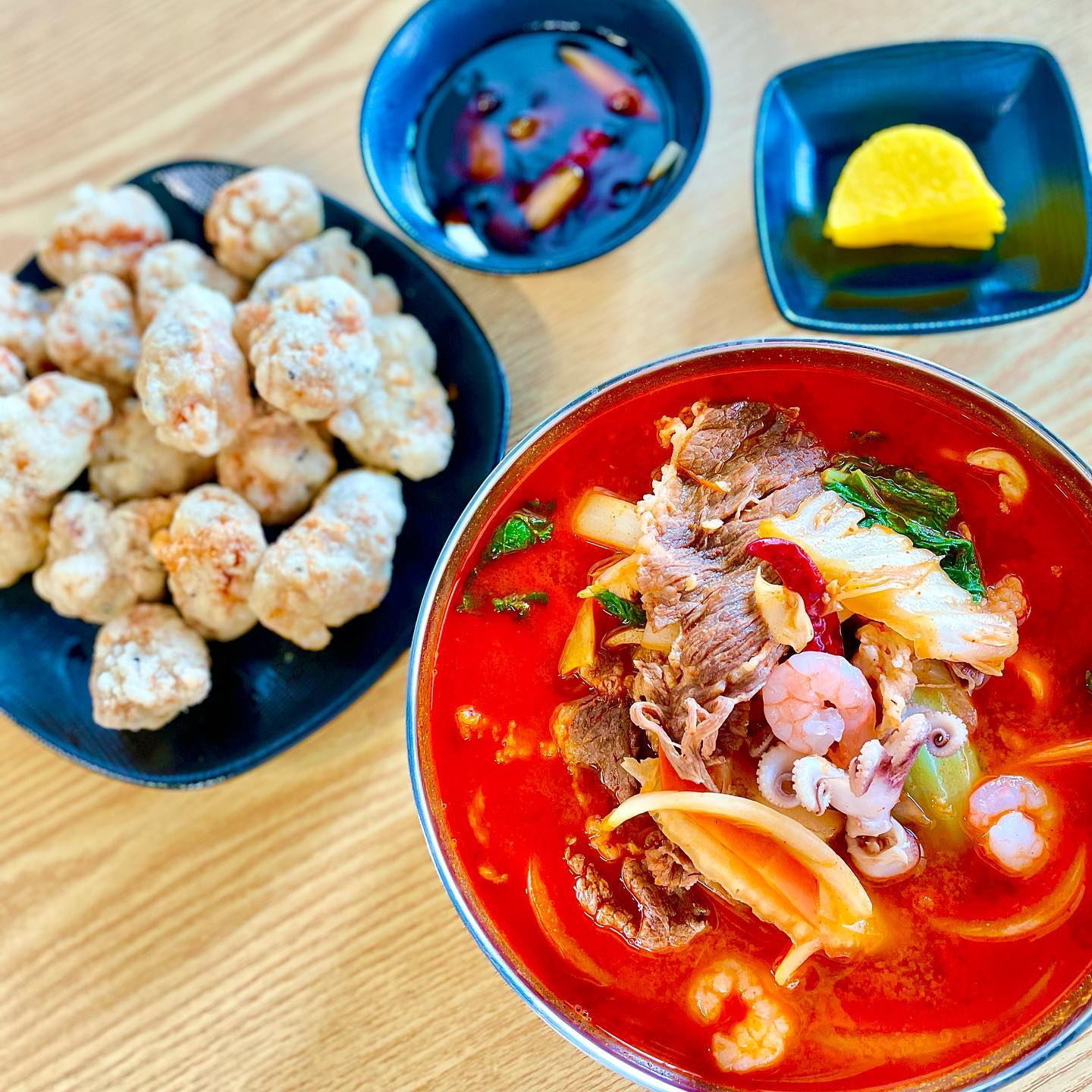 #협찬

요즘 짬뽕에 꽂혀있는 초딩아들이랑 맛있는 점심 먹으러
다녀온 별내중국집 짜루루 

차돌짬뽕인데 차돌박이에 해산물 까지 가득 들어 있어서
느끼하지 않고 깔끔하니 맛있고
자극적이지도 않아서 아이가 맛있게 클리어 🥢

탕수육은 쫀득하니 고기가 두툼하고
다른 중국집과 차별화된 내맘대로 세트에
매장식사 포장시 짜장면 짬뽕 볶음밥 할인이라
가성비 짱짱! 짜장면 5천원에 즐길 수 있어요 👍🏻
.
.
.
#리뷰노트#별내해장#별내점심#별내회식#별내배달맛집#별내중국집#별내맛집#짜루루#별내가볼만한곳#남양주가볼만한곳#오늘뭐먹지#짬뽕맛집#차돌짬뽕