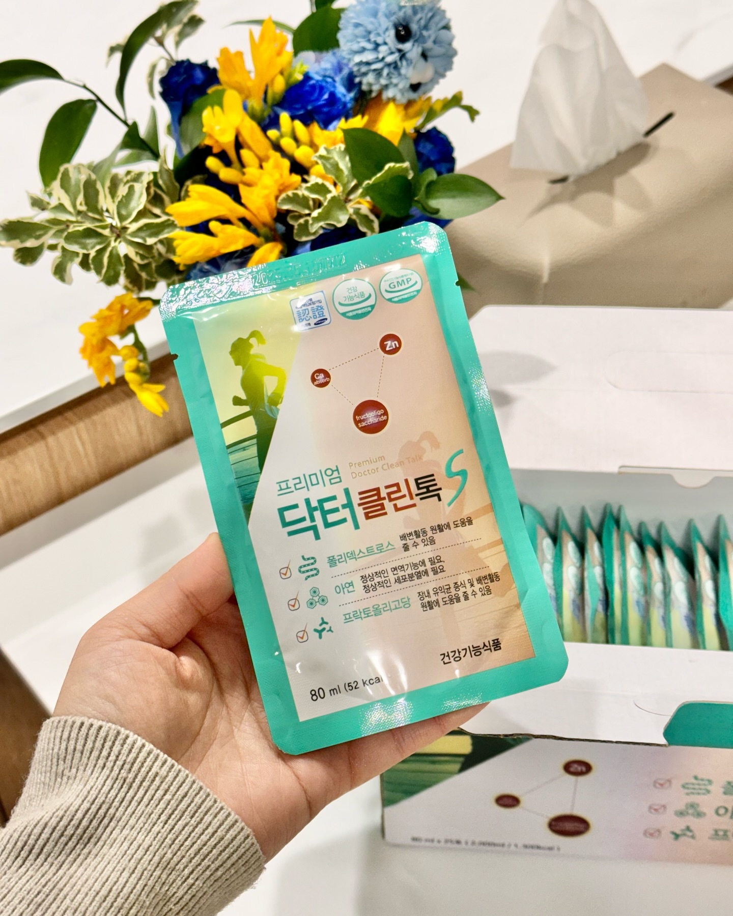 밥 제때 챙겨먹기도 넘나 바빴던 새내기 초1맘💦
아침저녁으로 닥터클린톡 만큼은 버릇처럼 매일 챙겨 먹었어요!!
긴장하고 식사가 불규칙해지면 배변활동이 불안정해지는데
덕분인지 매일 화장실은 문제 없구요💩
⠀ 
온가족이 함께 먹을 수 있는 프리미엄 닥터클린톡은요❤️
기능성 원료인 [폴리덱스트로, 아연, 프락토올리고당]
수십가지 과일, 베리류, 뿌리채소, 열매채소, 비타민, 미네랄 등
해독과 영양적으로 좋은 성분들을 간편히 챙겨먹을 수 있어
다이어터, 임산부, 수유부, 아이들에게도 추천드려요👍🏻👍🏻
⠀ 

_________________________
⠀
⠀
🟢어린이, 임산부, 수유부, 남녀노소  OK!
🟢하루 2포(아침, 저녁) 권장
⠀ 
🎁3월 구매이벤트(구매자 대상 자동 추첨)
▫️민트효소 10분
▫️올라잇 10분
▫️퍼플리스 10분
⠀ 
🛒프로필 하단 링크에서 구매 가능하세요:)
⠀
⠀ 
⠀ 
⠀ 
#닥터클린톡 #닥터클린톡공구 #클린톡 #클린톡s #클린톡에스 #클린톡공구 #닥터클린톡s #닥터클린톡s공구 #올라잇다이어트 #올라잇공구 #민트효소 #민트효소공구 #닥터클린톡은뿅뿅이네