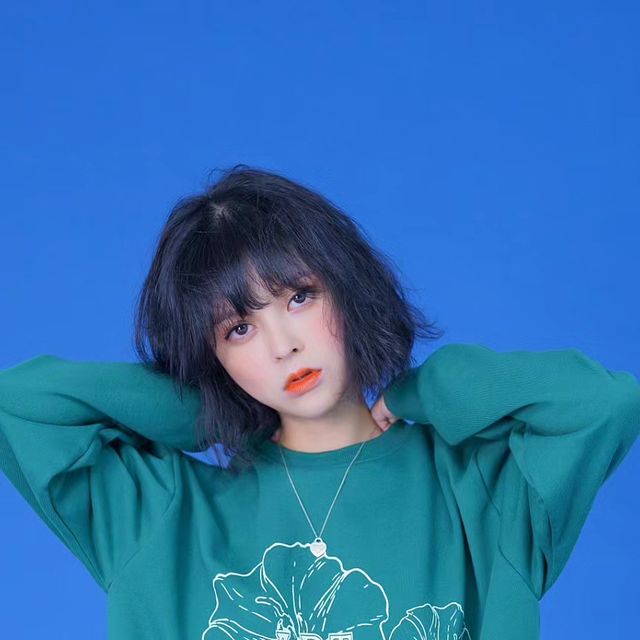 다정 on Instagram: "#광고 #아이러니포르노 헝.. 색감 보세요 여러분..🥹💚 남녀 공용으로 나온 어깨선을 자연스럽게 드롭시킨 세미오버핏 맨투맨🙌💓 예쁜 색감 + 감각적인 꽃 프린팅 📣 '