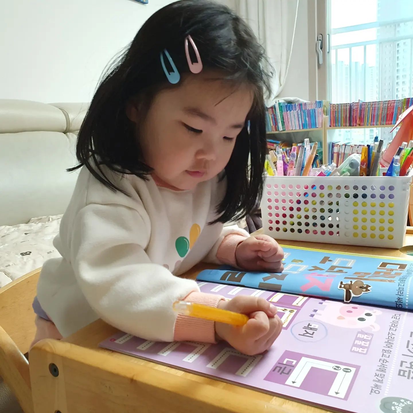 #가정보육#2장하고#이제그만#ㅋㅋ

아니 왜 아프지도 않은데
(엄마가 아픔ㅜㅜ)
자제적으로 휴식을 취하는 아기
너무 피곤했나보다
12시간 내리 자드니
컨디션 굿

학습지하자하니 2장 하려는데

이제 그만해 ㅋㅋ

한다. 그래 

ㄹ까지만 하고...

한 달째 못나가는 진도ㅋㅋ
