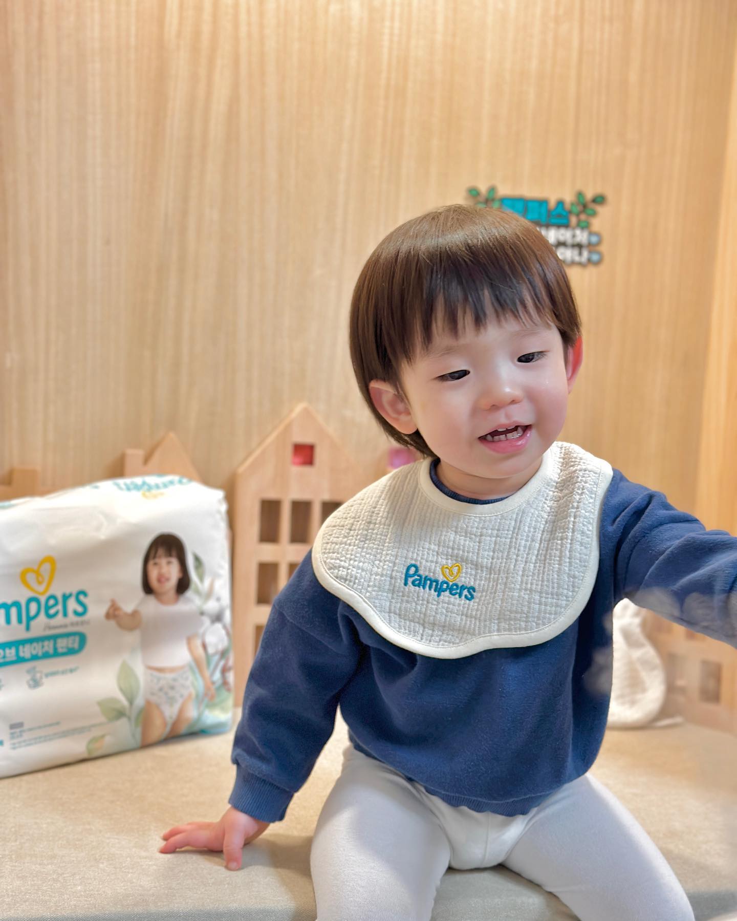 #팸퍼스제공 #팸퍼스에서온선물

이준이가 2024년 1월부터 
NEW 팸퍼스 터치 오브 네이처의
서포터즈가 되었어요 🩵

시즌에 딱 맞는 복조리, 턱받이, 임명장 보내주셔서 
웰컴 기프트 이쁘게 사진 찍어봤어요 ☺️

5개월동안 팸퍼스도 알리고
터치 오브 네이처도 소개하고 
나눔 이벤트를 쭉 진행할 예정이니 
많이 많이 참여하셔요 🫶🏻

🧒🏻 24개월 이준이
90cm, 13kg, 5단계 착용

🏷️ ᴛʜᴀɴᴋs ᴛᴏ pamperskr 

#팸퍼스 #팸둥이 #팸퍼스서포터즈 #터치오브네이처 #기저귀추천 #팬티기저귀 #안심기저귀 #서포터즈 #체험단 
#시미준 #시미준_협찬