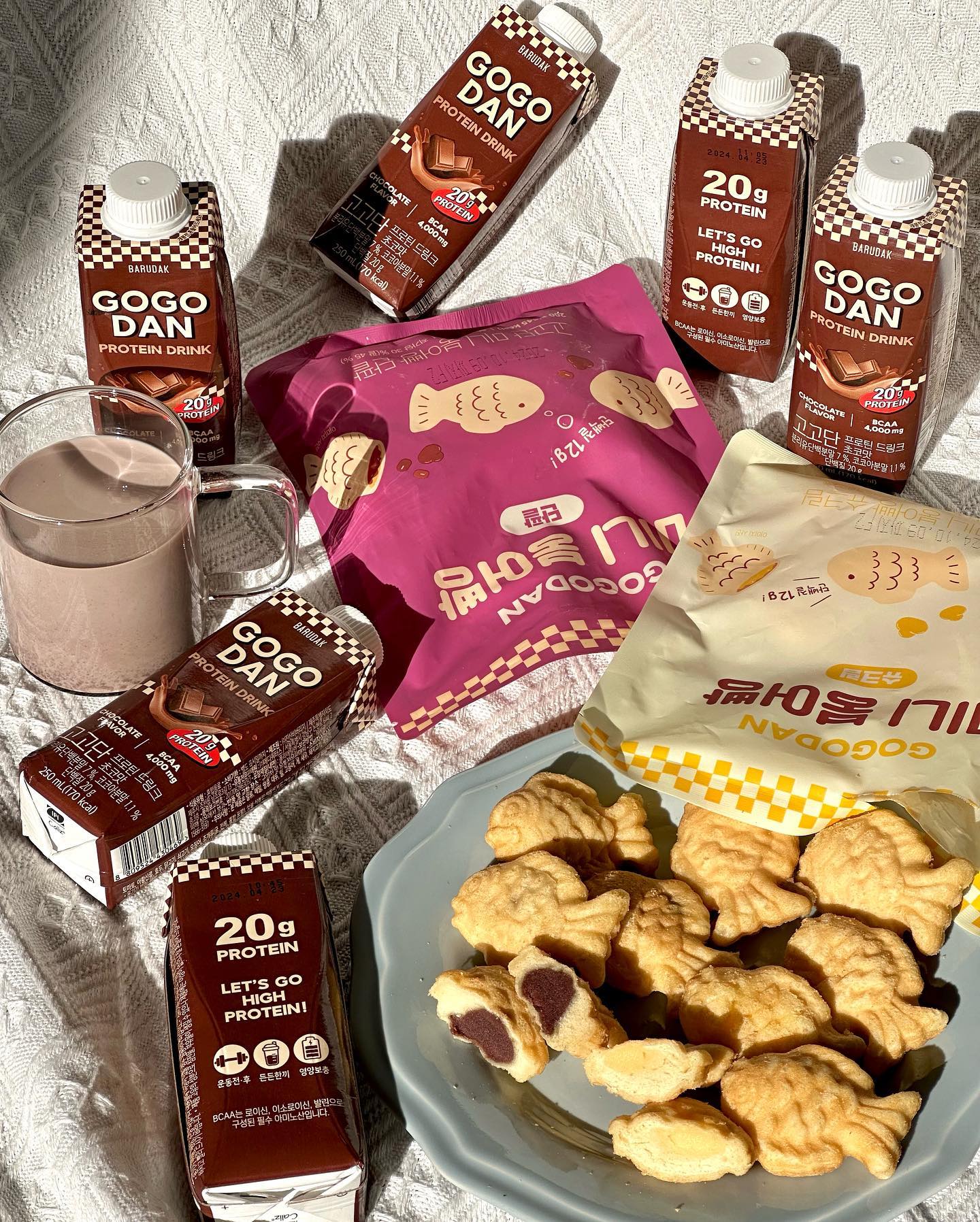 #바르닭 barudak_official
#고고단 gogodan_official

LET'S GO HIGH PROTEIN!
바르닭의 프로틴 브랜드 고고단에서 프로틴 제품들 보내주셨어요✨ 

요런 냉동 붕어빵 몇 번 먹어 봤는데 그냥 일반 붕어빵이랑 다를 게 없었어요! 단백질 붕어빵인데 맛도 있다니👀 안에 팥이랑 슈크림도 그득그득˘ᗜ˘

프로틴음료 처음 먹어보는데 와 그냥 초코우유더라구요..?? 어차피 달달한 우유 먹을 거라면 단백질도 챙길 수 있는 초코우유로!🍫 완벽했던 단백질 한 상 😉

-
#채채_홈카페