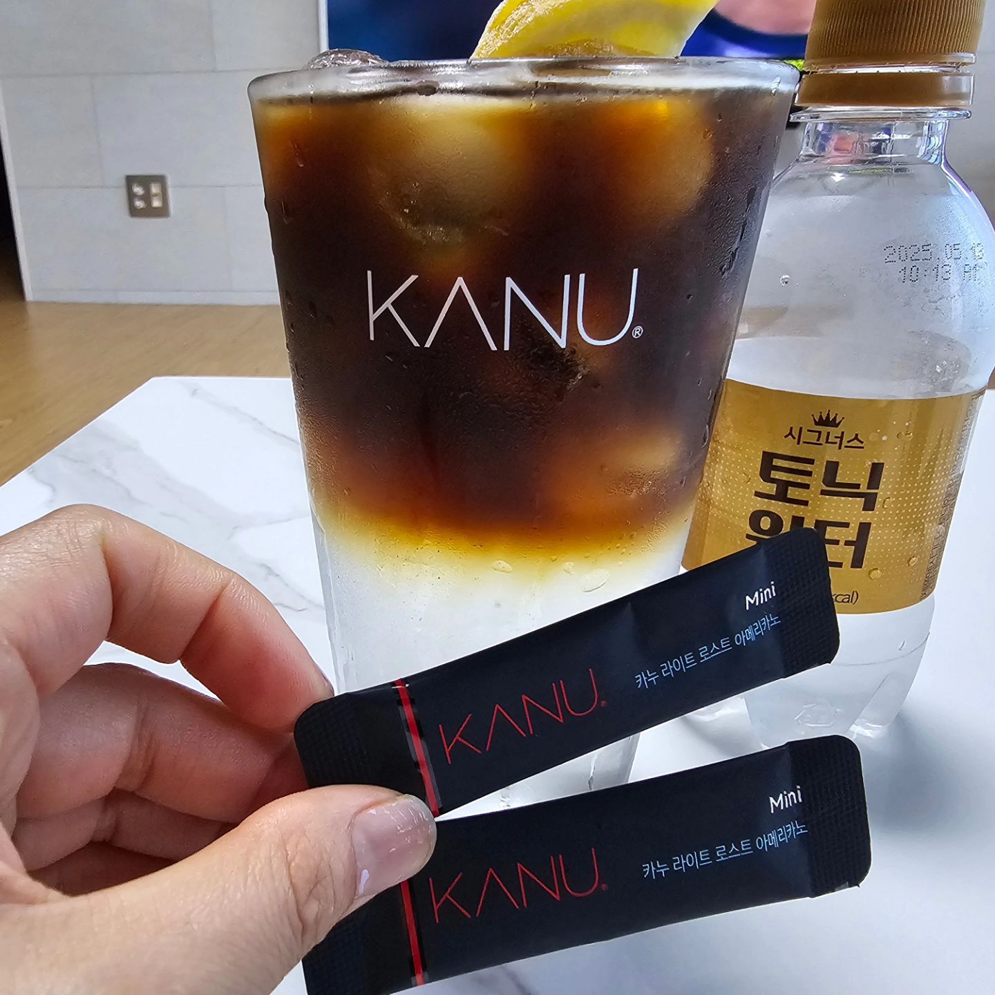 #여름음료 #카누 #카누토닉 
쉽게 만들수 있다

토닉워터 카누만 있으면 가능
레몬은 취향

아이스커피보다 더 맛남