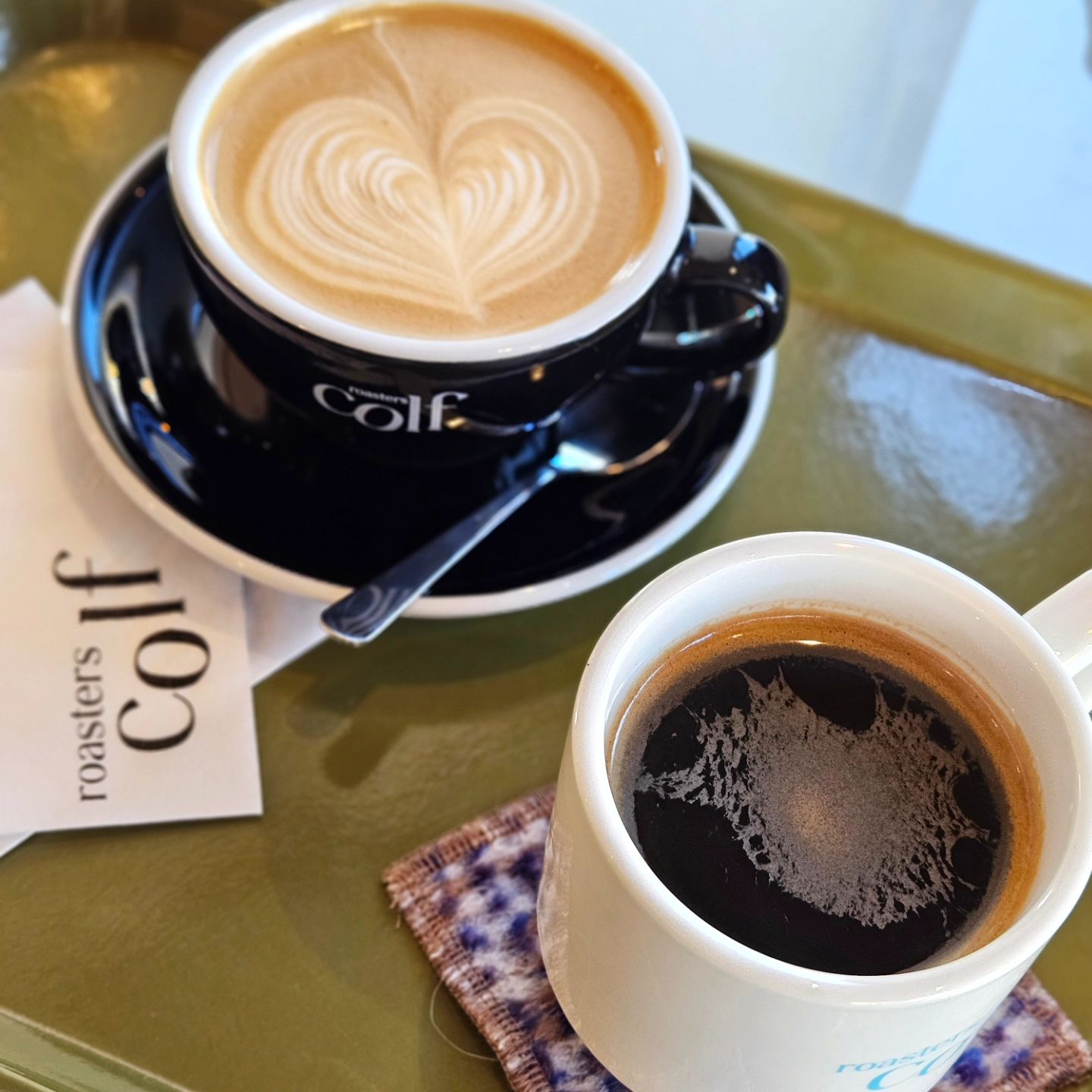 양산에도 드디어 생긴 콜프로스터스 ☕️ 
오픈하자마자 다녀왔어요.

밝은 우드톤과 블랙과 그린의 포인트 🌿
커피는 말해모해 울산에서 이미 맛집으로 유명한 커피☺️

제가 방문한 날은 오픈이벤트로 콜프로스터스 커피백을 2개 주셨답니다 히히🤭

📍콜프로스터스
경남 양산시 물금읍 백호1길 13
⏰️ 매일 10:00 - 22:00
📞 0507-1356-9167
🅿️ 주변 공영주차장 및 갓길주차 가능
✅️ 네이버영수증리뷰 작성 시 커피백 2개 증정이벤트

#콜프로스터스 #콜프로스터스양산 #양산신상카페 #양산카페 #양산콜프로스터스 #양산물금카페 #양산증산카페 #양산카페추천 #양산