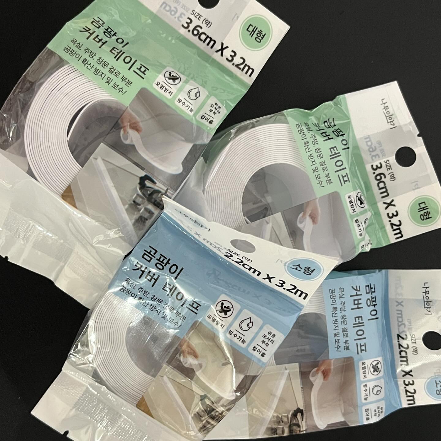 #협찬 #제품제공

화장실 창문 세면대 곰팡이가 걱정되는 곳들이 참 많죠?
문지르고 청소하고 닦아내어도 신경쓰여서 골치아파 하던 찰나 살림꿀템 영상들 자주 보는데 곰팡이커버테이프가 딱 나오더라구요.
오래 된 묵은 때들은 락스나 청소용품들로도 제거가 되지 않는데 곰팡이커버테이프 딱! 붙여주면 보기에도 깔끔해지고 너무 좋아요.
싱크대 옆 부분 물이 많이 닿는게 신경쓰였는데 커버테이프 붙여주니까 깔끔하고 안심입니다~

#에이스쇼핑 #곰팡이 #곰팡이커버테이프 #곰팡이제거 #곰팡이방지